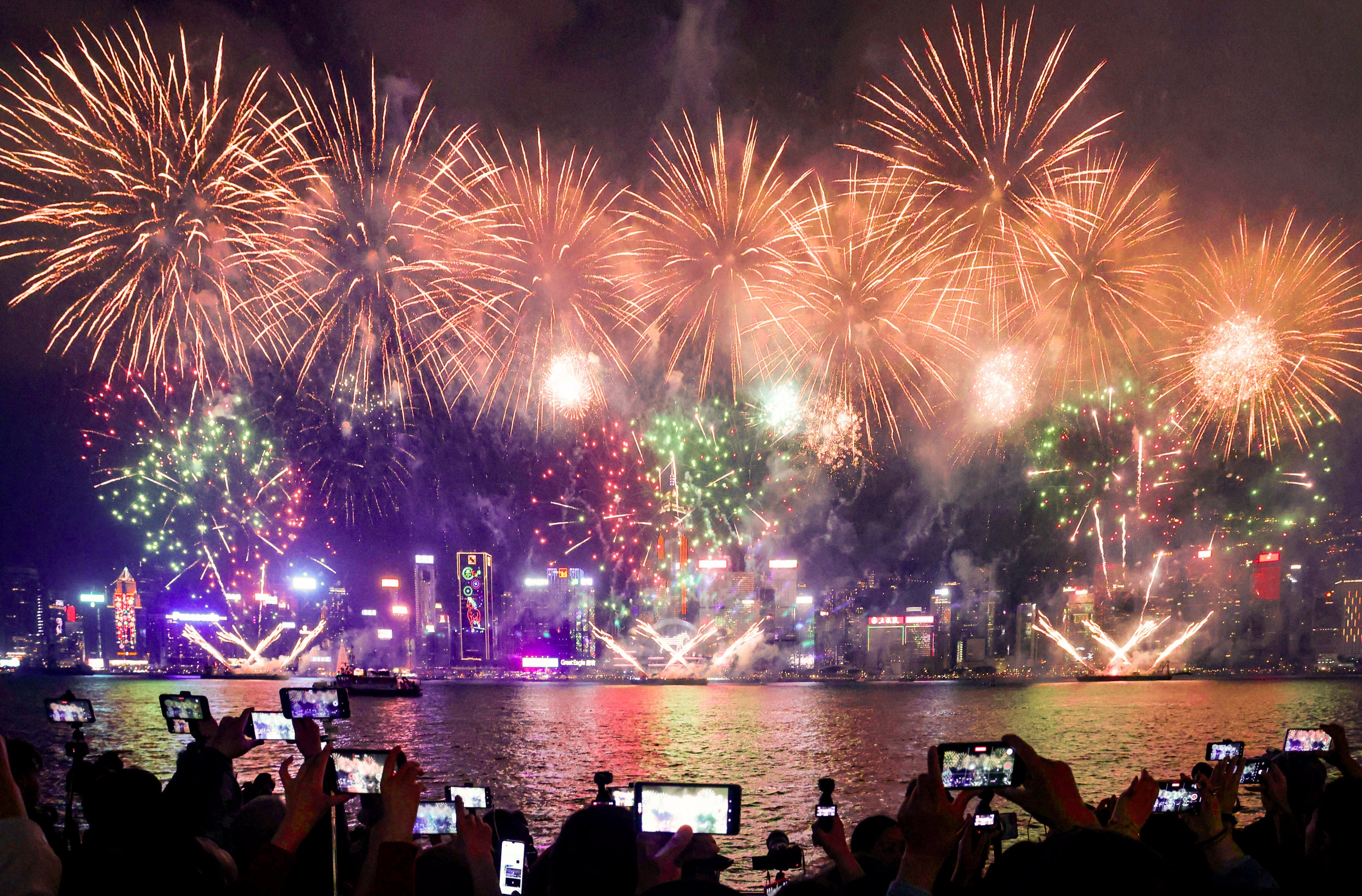 Spectators get a prime view of the fireworks from the Tsim Sha Tsui waterfront. Photo: Jonathan Wong