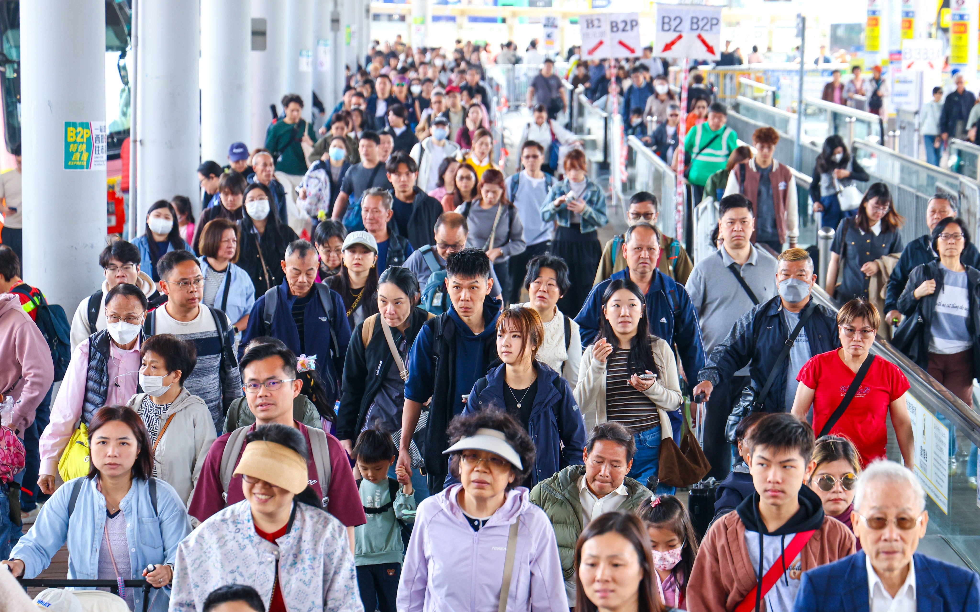 Crowds of travellers at the Shenzhen Bay Bridge border crossing on Thursday. Photo: Dickson Lee