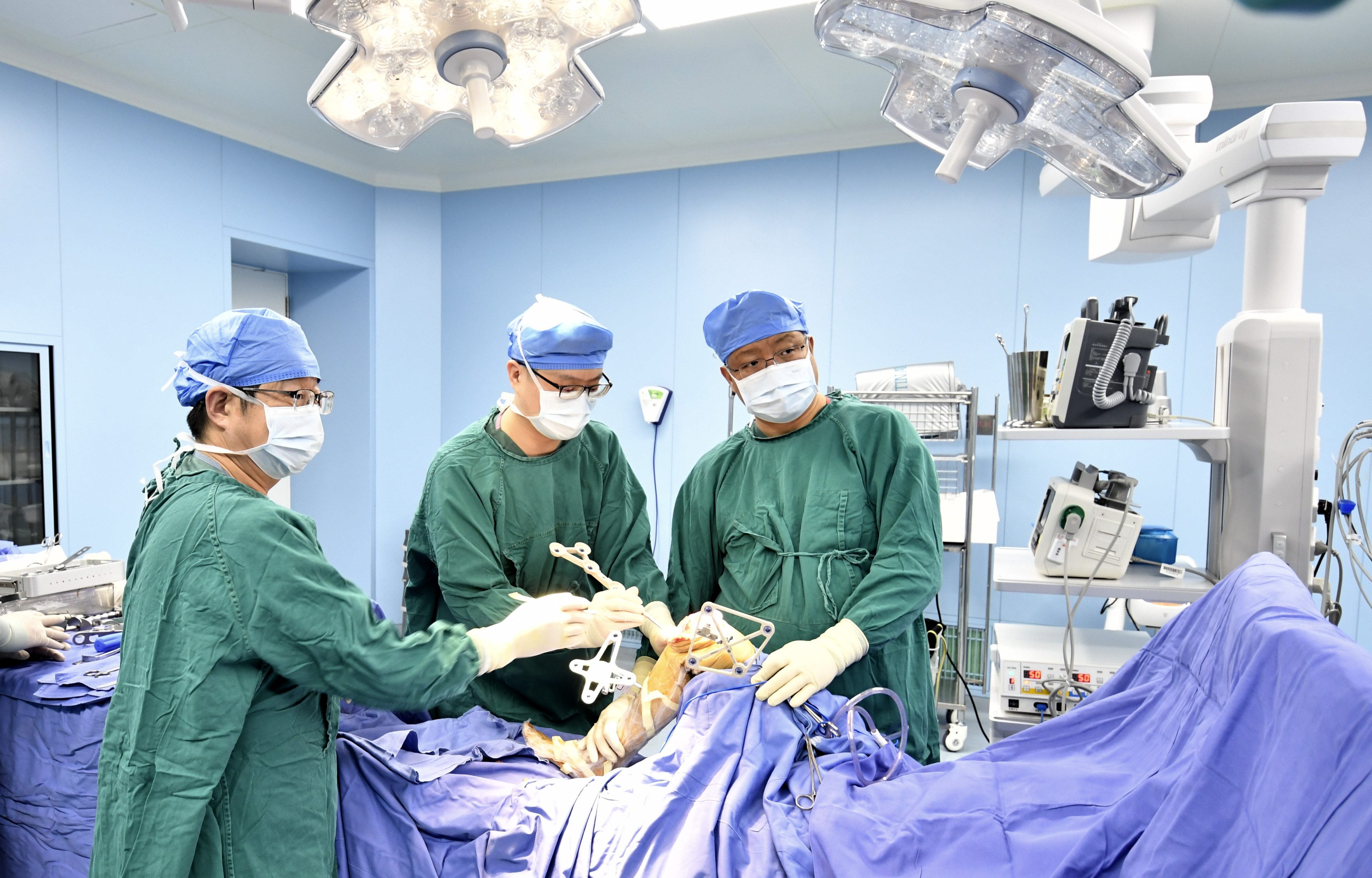 Specialists perform orthopaedic surgery using a robotic system at the Tongzhou branch of Beijing Anzhen Hospital in Beijing on February 3. Photo: Xinhua