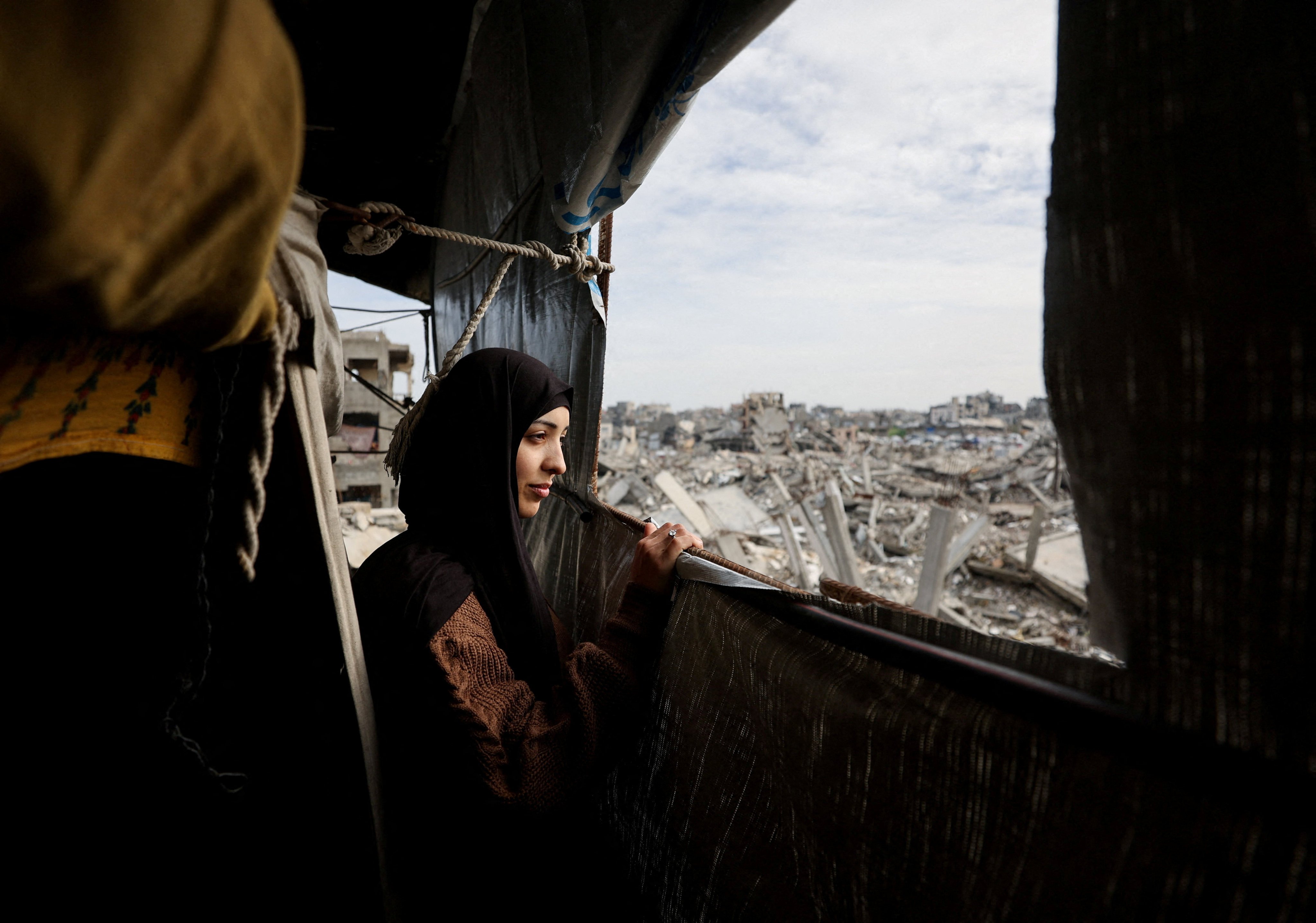 A Gazan woman’s emotional return reveals the war’s devastating impact, as she reunites with family amidst widespread destruction. Photo: Reuters