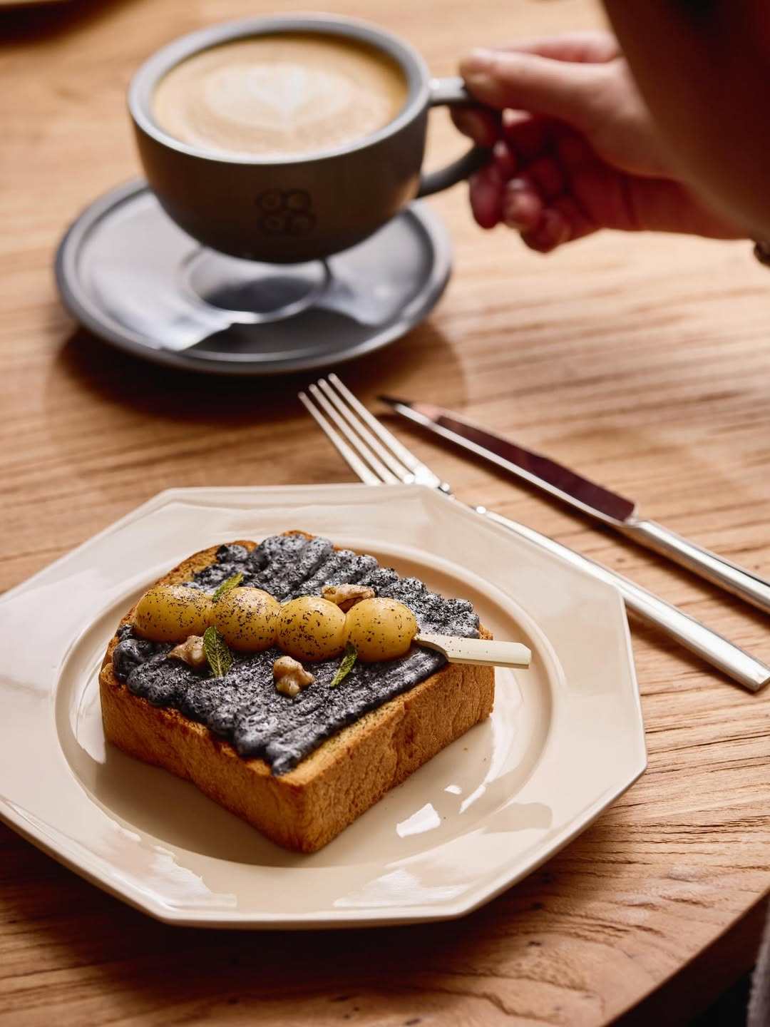 Japanese milk bread (“shokupan”) with black sesame, candied walnut and “dango” at Eato cafe in Central. Photo: Instagram/@eato_official