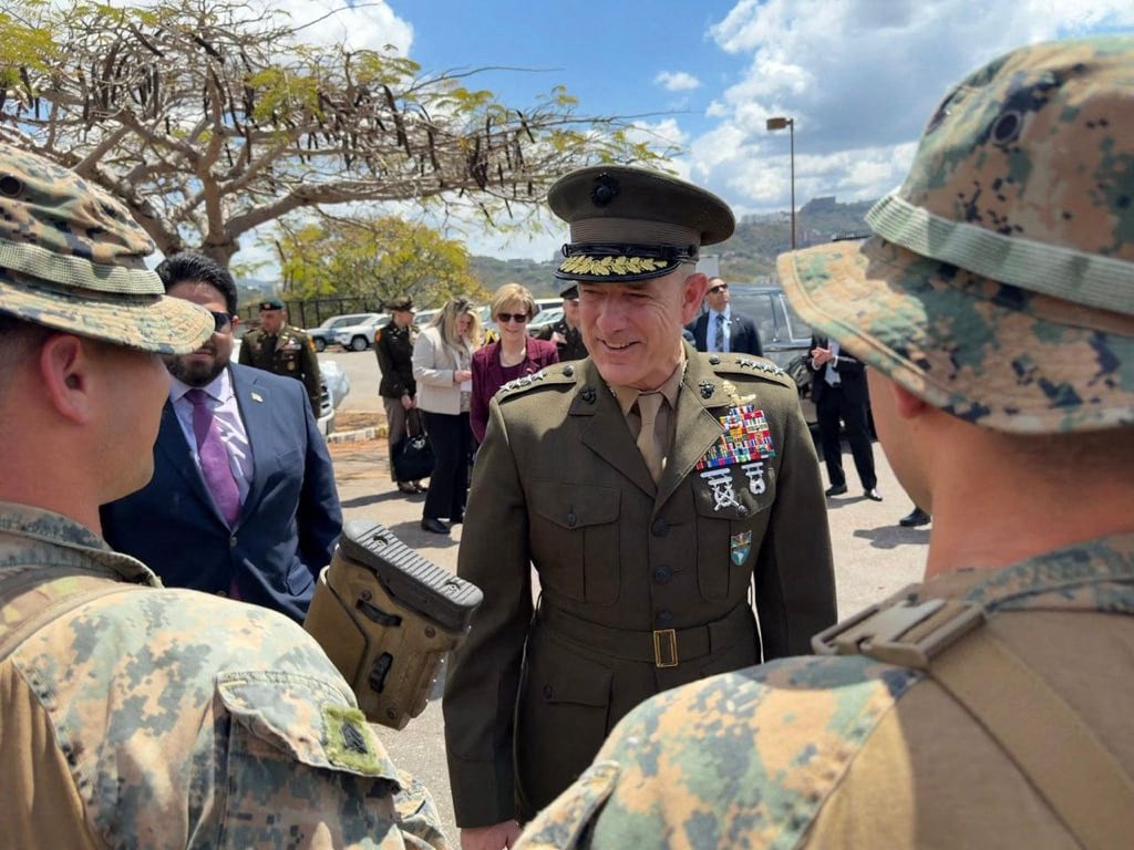 US General Francis Donovan speaking with soldiers after his arrival at the Simon Bolivar International Airport in Maiquetia, Venezuela on Wednesday. Photo: US embassy in Venezuela via AFP