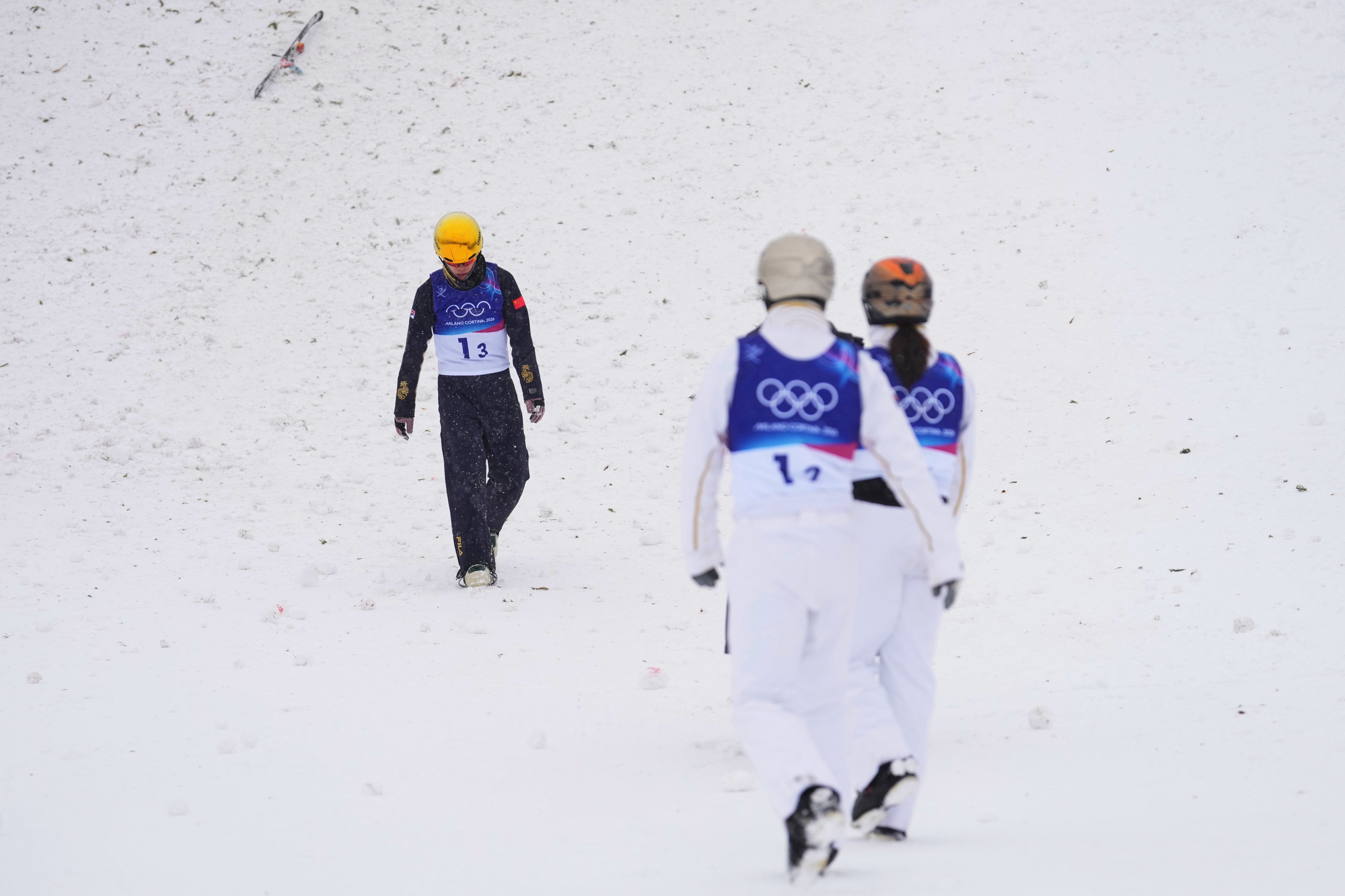Wang Xindi (centre) and Xu Mengtao (right) walk to meet Li Tianma after his crash during the freestyle skiing mixed team aerials final at the Winter Olympics in Livigno, Italy, on Saturday. Photo: AP