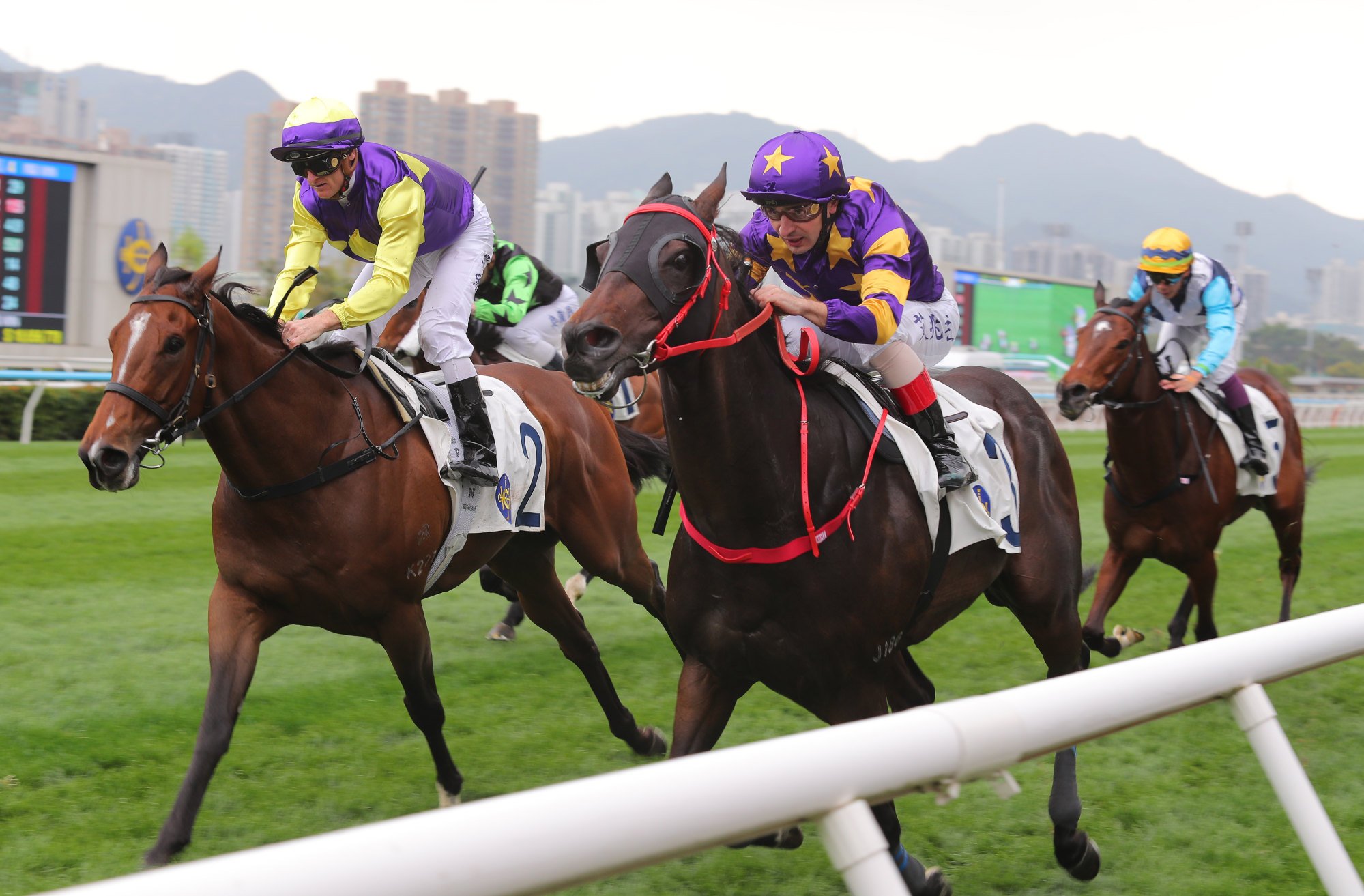 Stellar Express (right) holds off Colourful King in a tight finish.