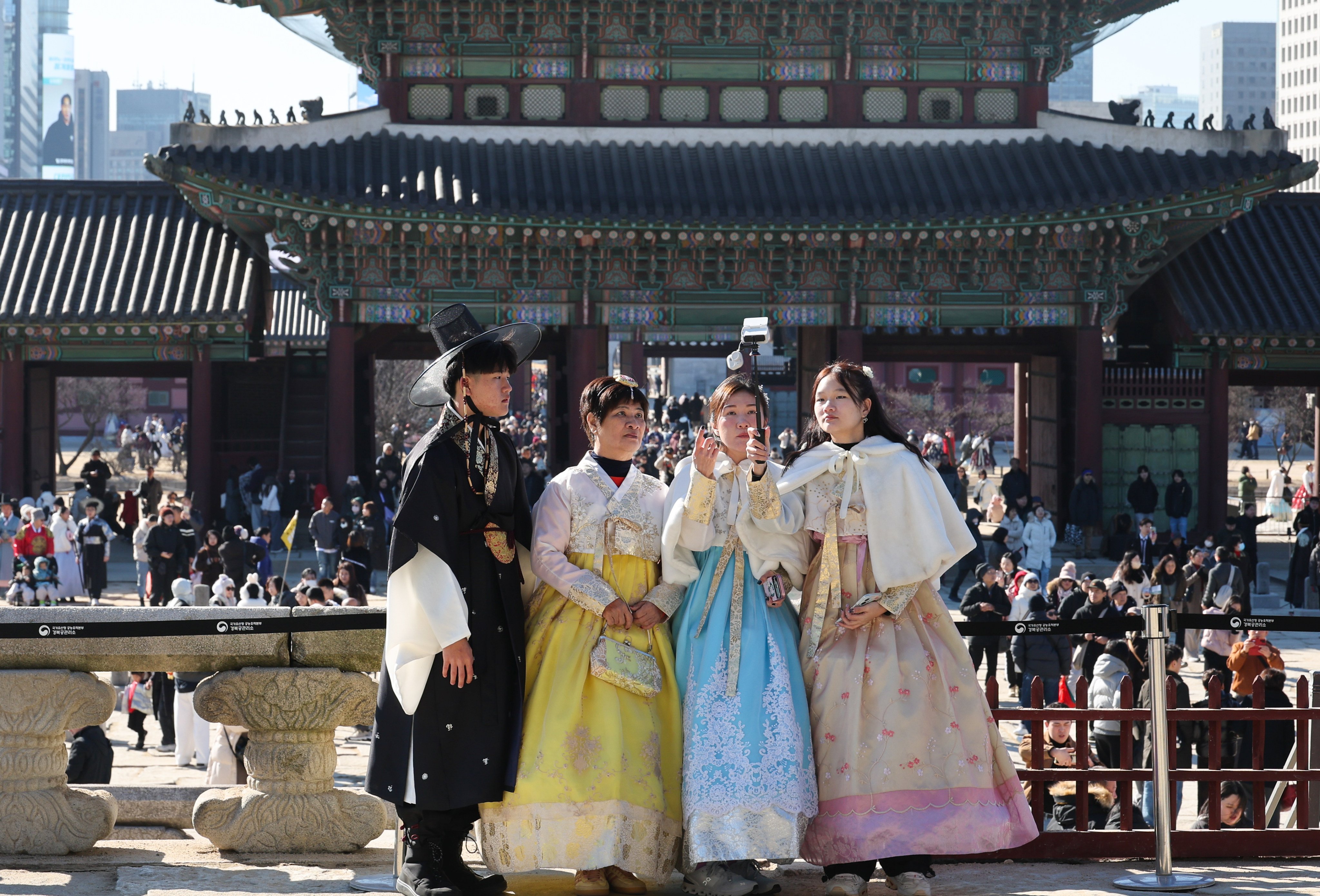 Visitors wear traditional Korean attire in Seoul on February 17. South Korea saw a sharp influx of Chinese tourists over the Lunar New Year holiday period that ended on Monday. Photo: EPA