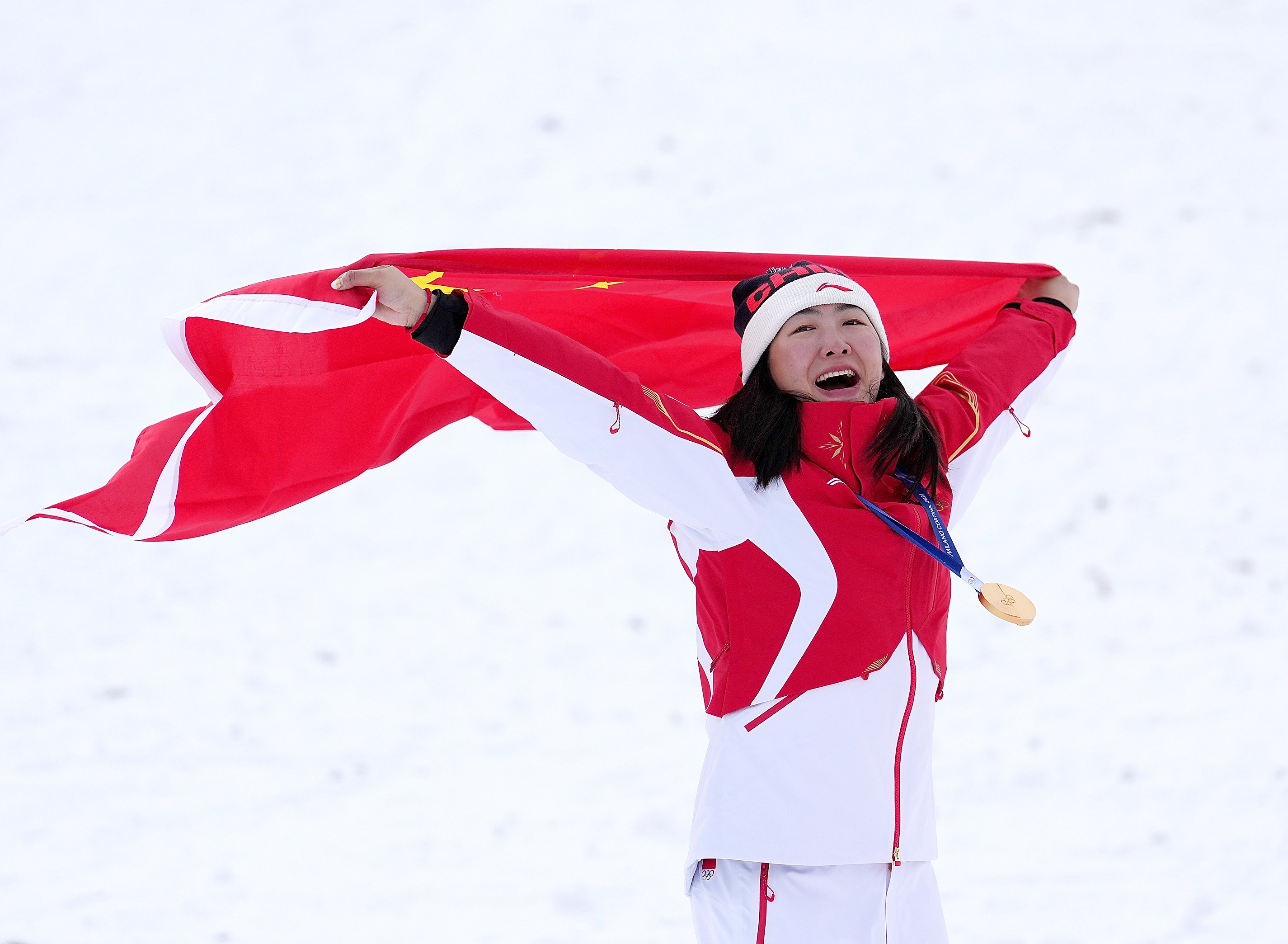 Gold medalist Xu Mengtao celebrates after the award ceremony of the freestyle skiing women’s aerials at the Olympic Winter Games in Italy on February 18. Photo: Xinhua