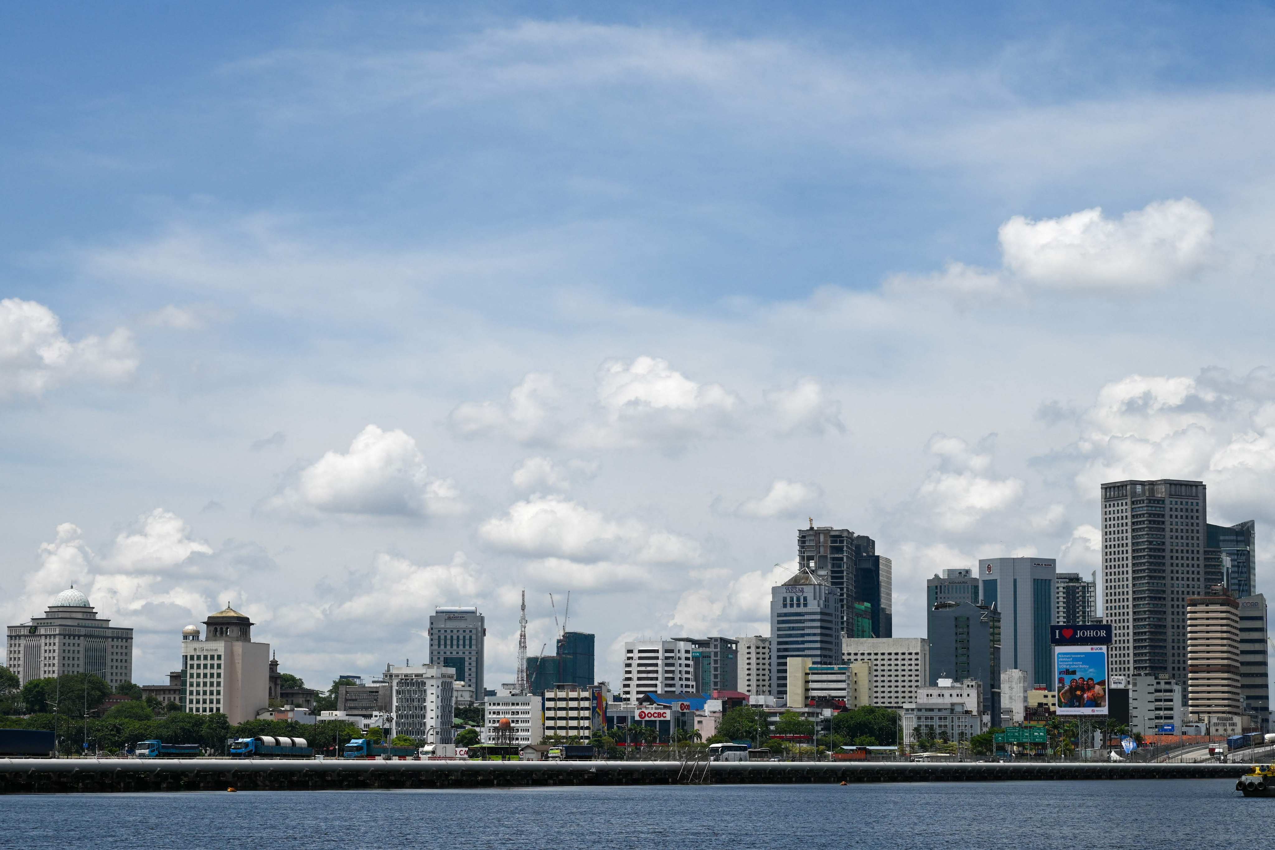 Vehicles travel across the causeway from Malaysia’s southern state of Johor to the Woodlands immigration checkpoint in Singapore on October 10, 2025. Photo: AFP