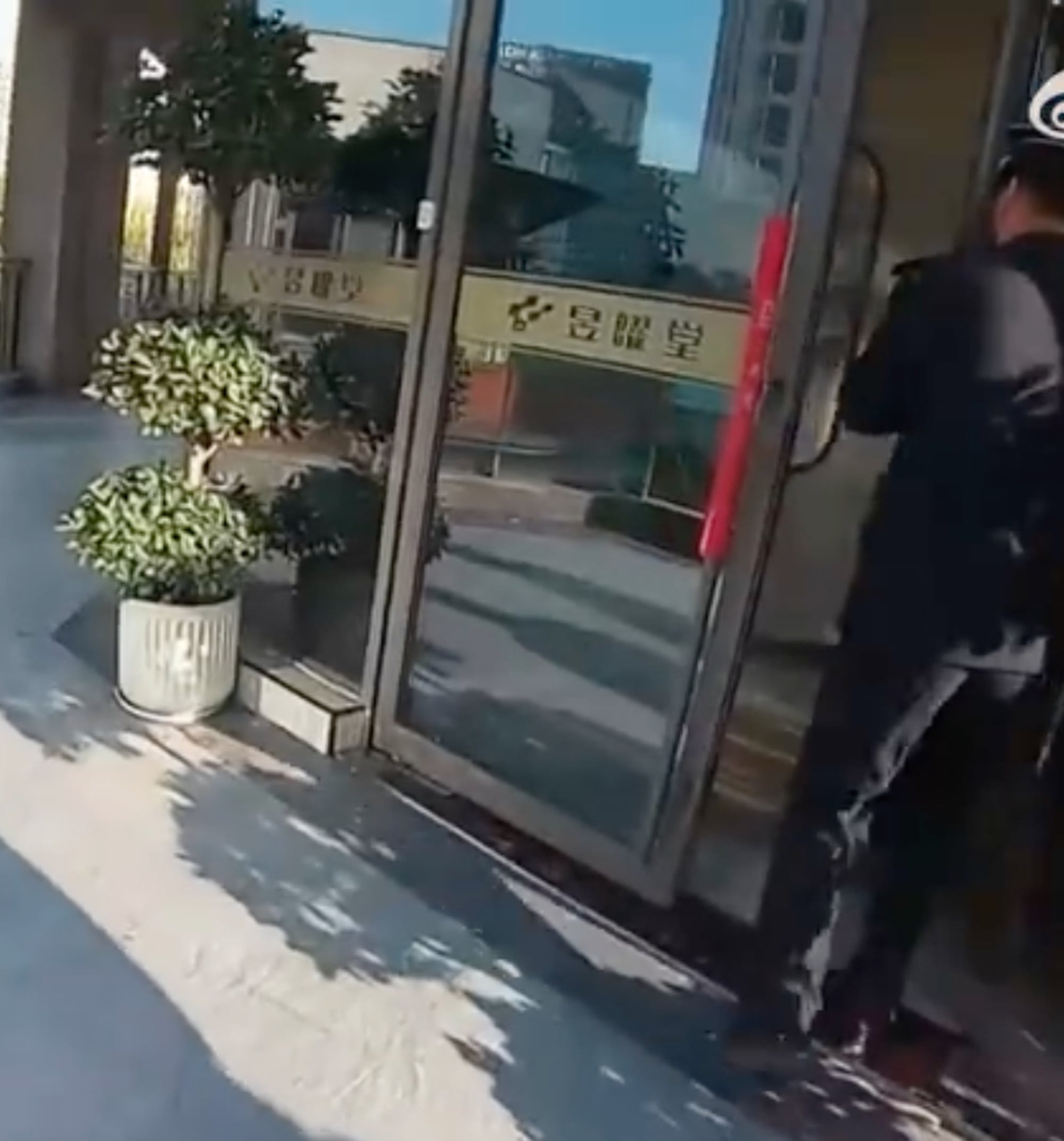 A police officer is pictured going into the unlicensed “clinic” to detain the so-called doctors. Photo: Weibo A police officer is pictured going into the unlicensed “clinic” to detain the so-called doctors. Photo: Weibo