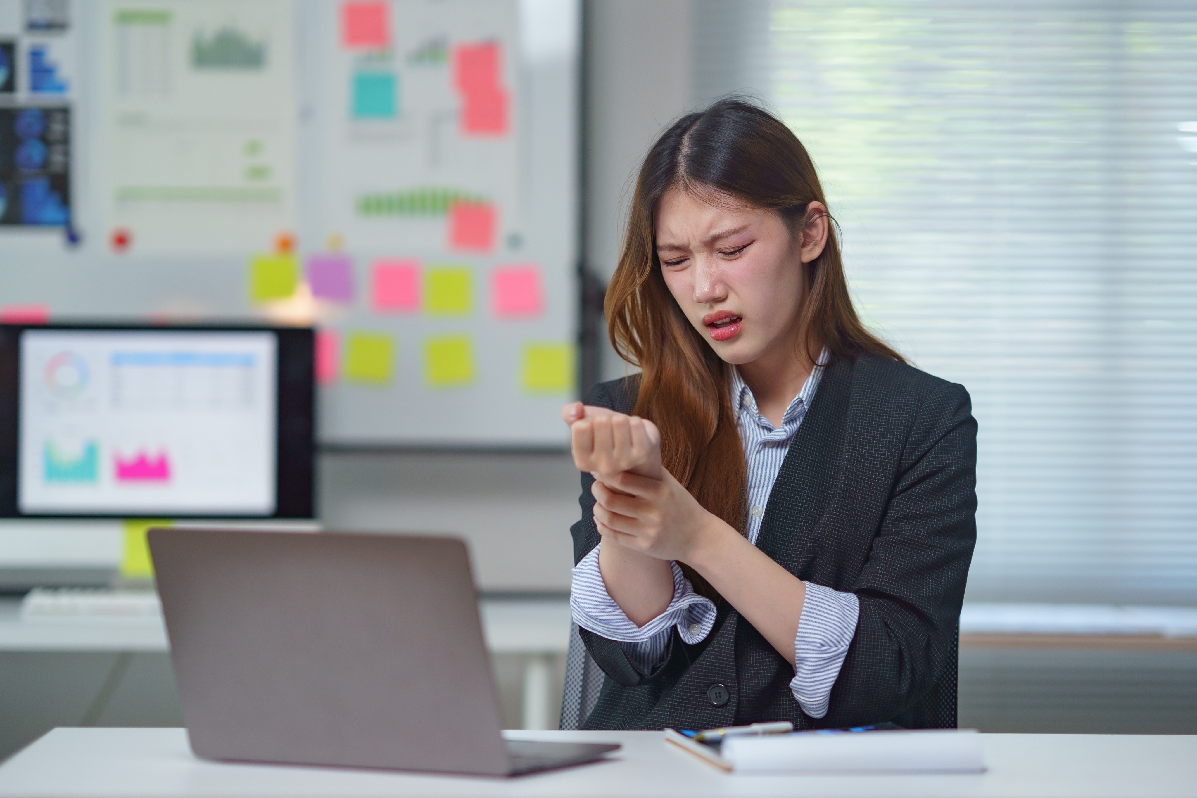 Don’t ignore pain in your fingers and wrists! These simple stretches can provide immediate and essential relief. Photo: Shutterstock