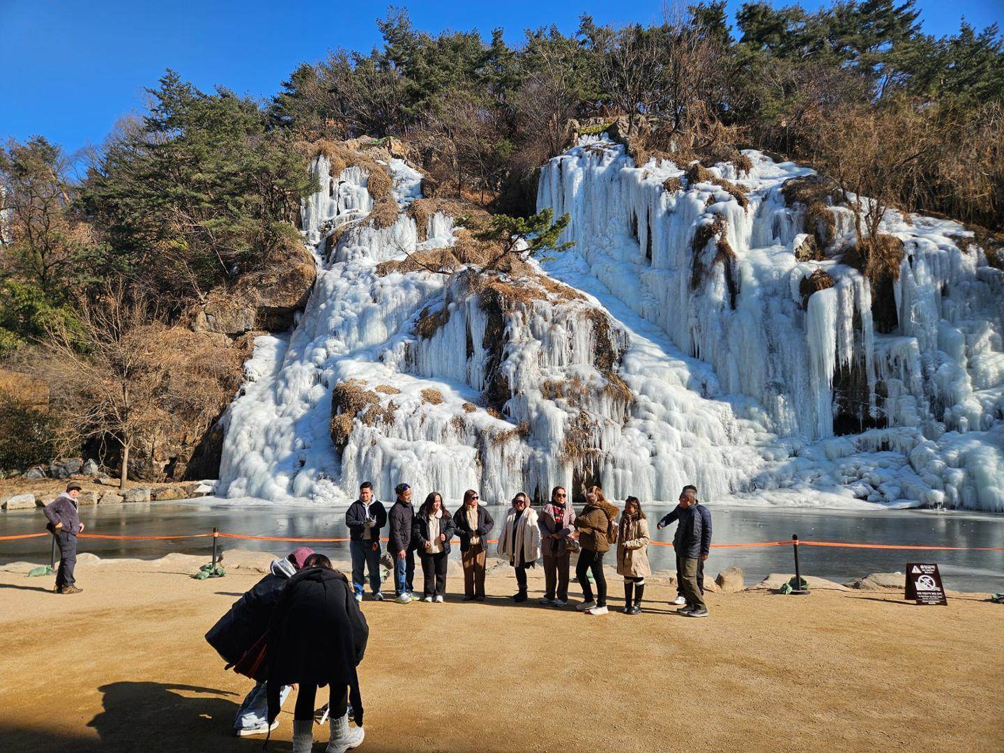 Filipino tourists pose for a  photo in front of Hongje Falls in the Seodaemun district on February 9. Photo: The Korea Times