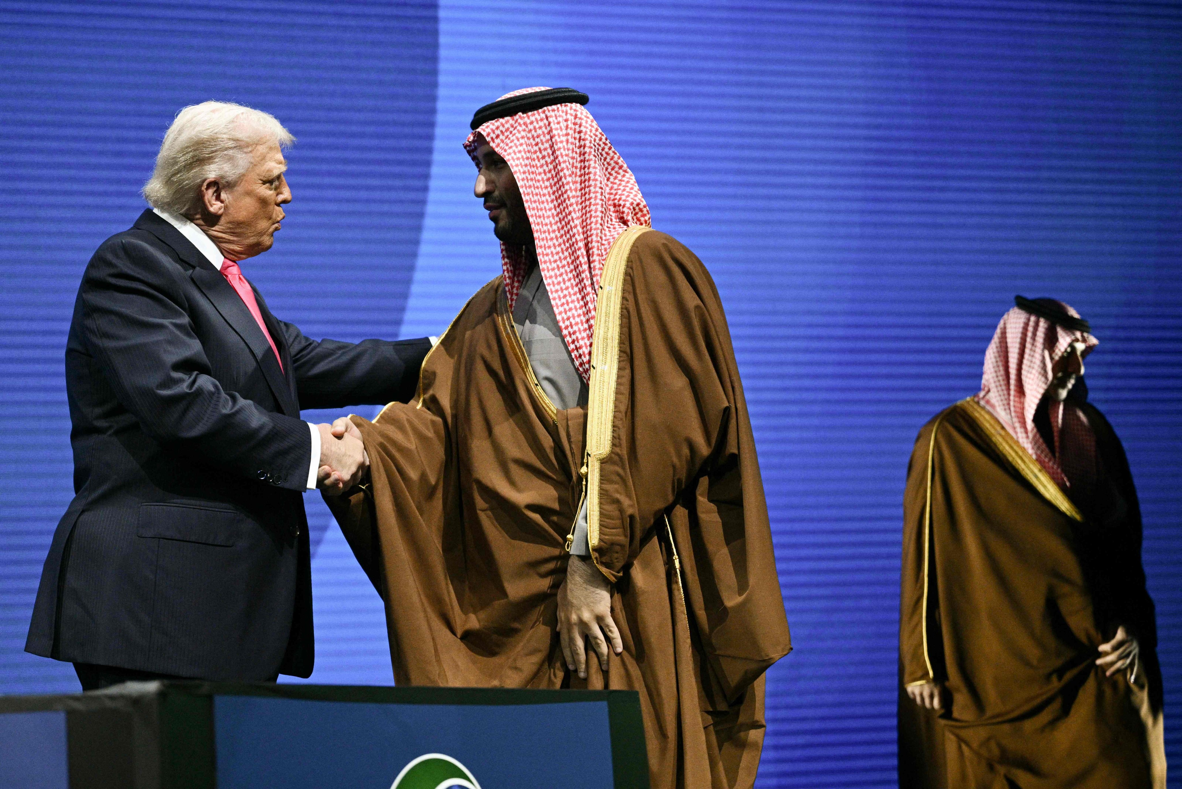 US President Donald Trump (left) shakes hands with Crown Prince and Prime Minister of the Kingdom of Saudi Arabia Mohammed bin Salman at the US-Saudi Investment Forum in Washington on November 19, 2025. Photo: AFP