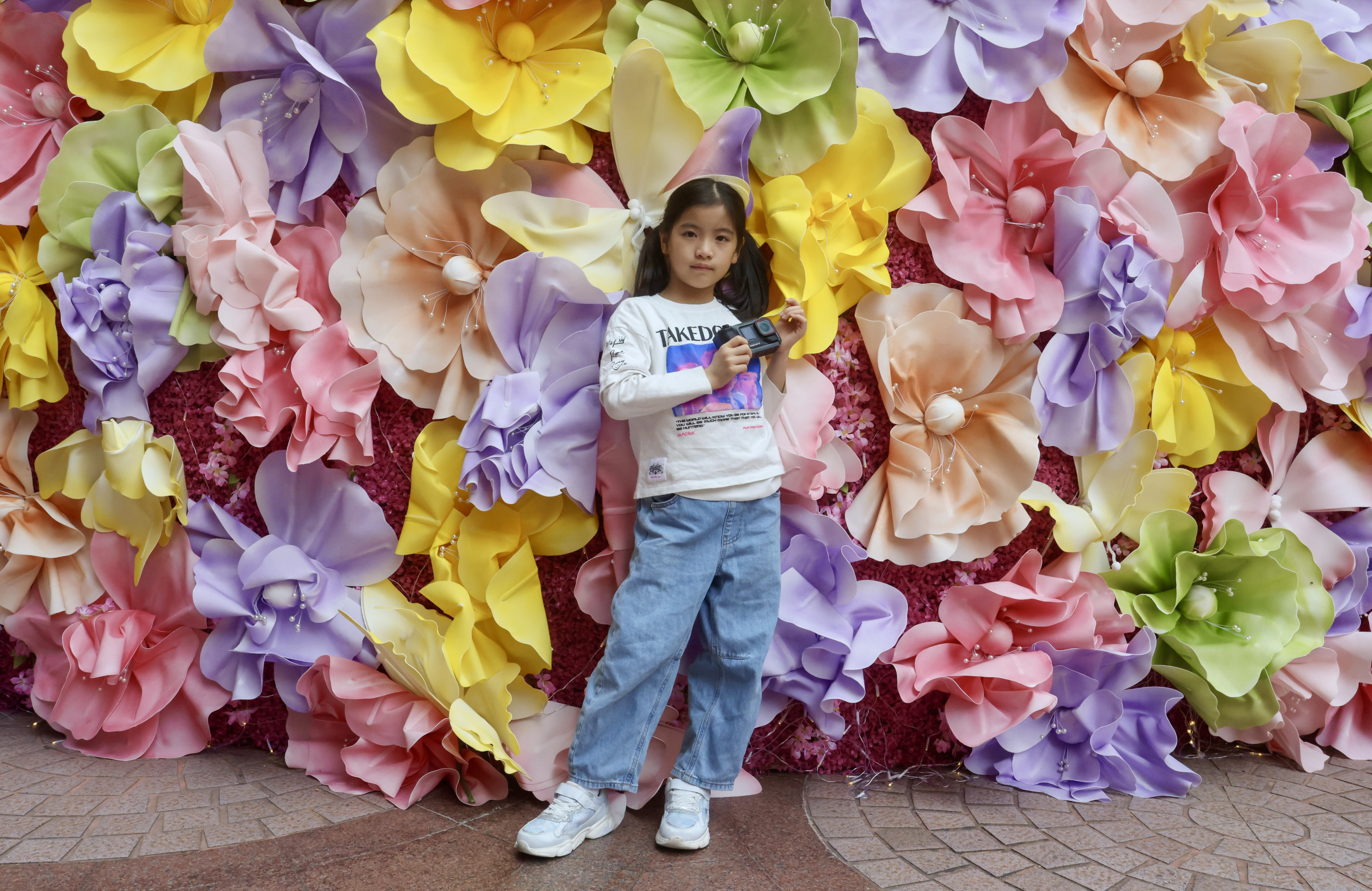 Seven-year-old photographer Yumi Li has built her confidence by taking photos of people on the street. Photo: Jonathan Wong