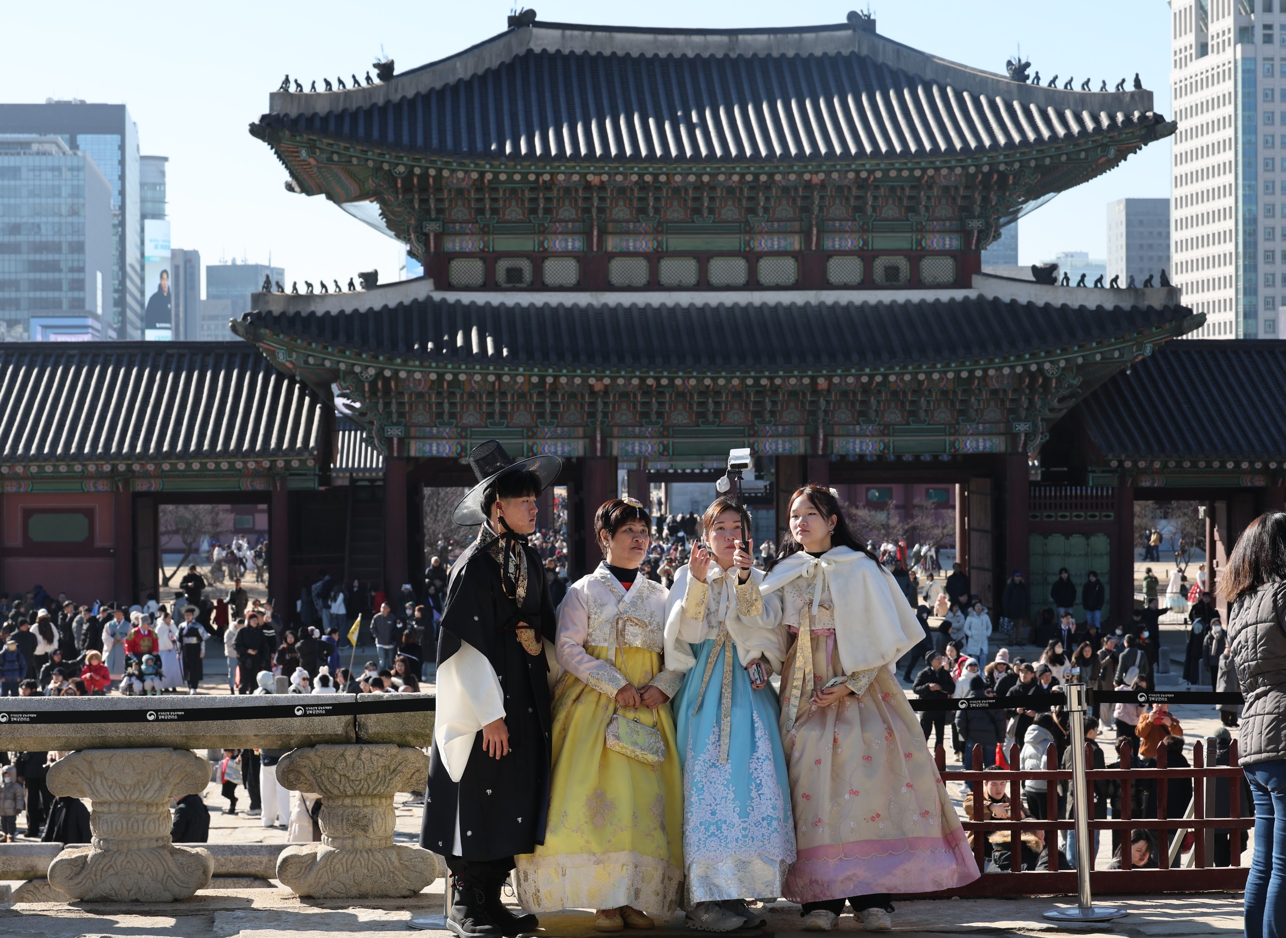 Visitors wear traditional Korean attire in Seoul on February 17. South Korea saw a sharp influx of Chinese tourists during the Lunar New Year holiday period that ended on Monday. Photo: EPA-EFE