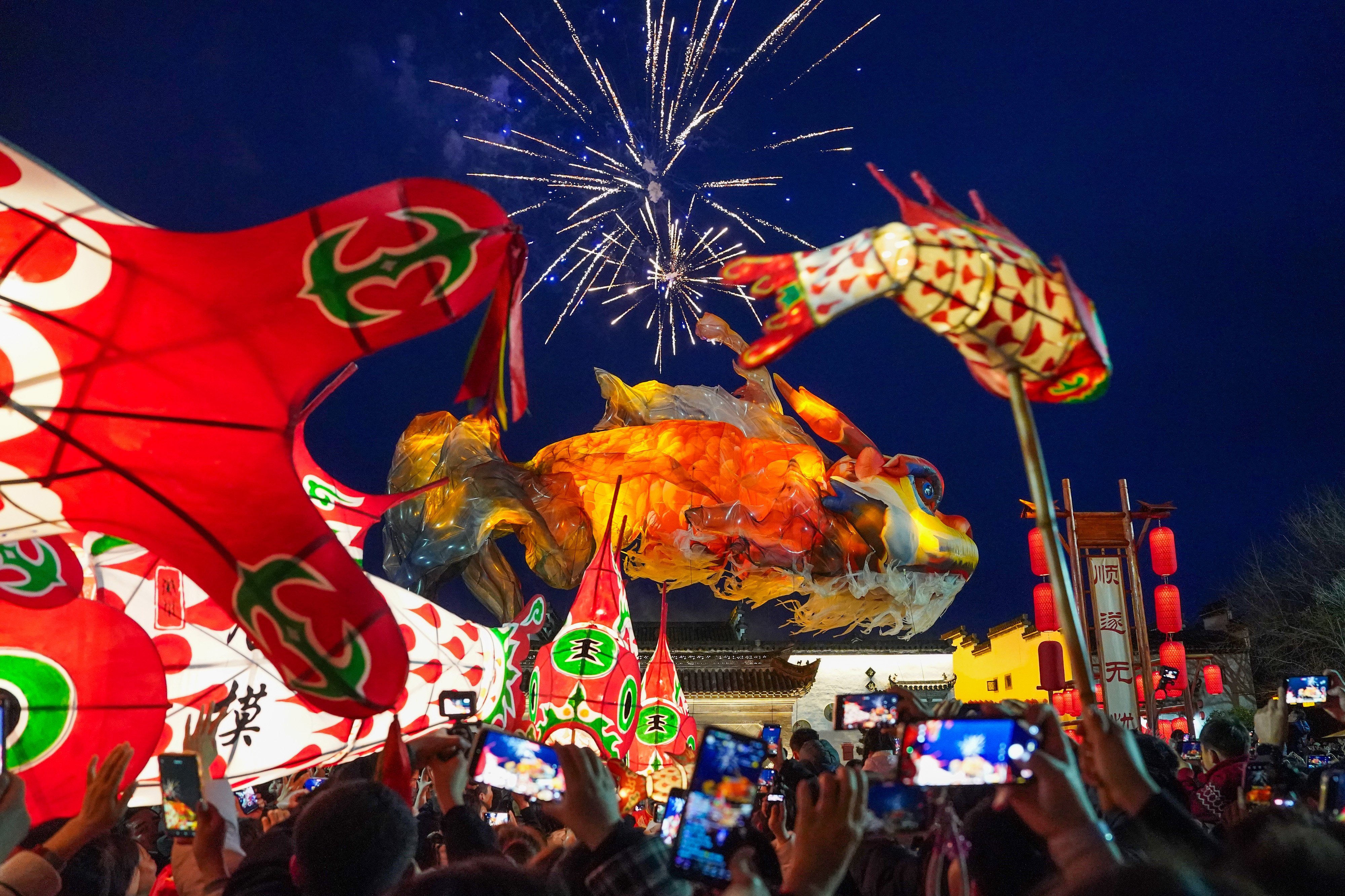 People watch an Ao Fish lantern parade at the Tangmo ancient town in Huangshan, Anhui Province, on February 27, 2026. Photo: Xinhua
