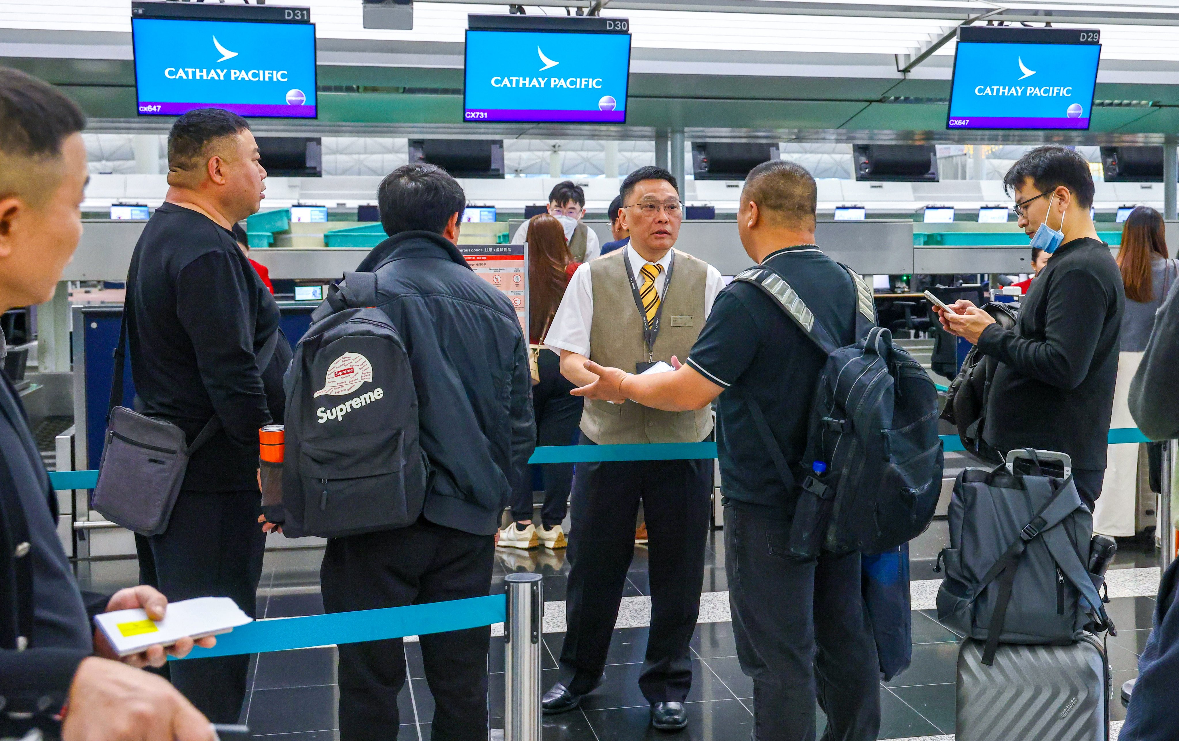 Passengers affected by flight disruptions queue at Hong Kong airport. Photo: Dickson Lee
