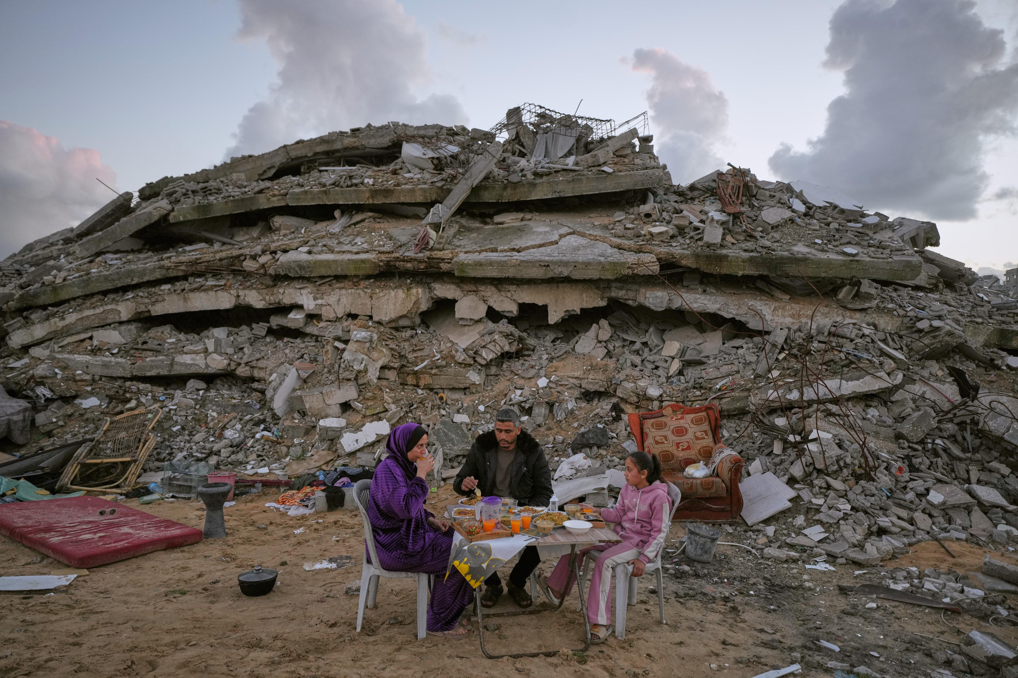 Palestinians break their fast for the Muslim holy month of Ramadan amid the rubble of destroyed buildings in Gaza City. Photo: AP
