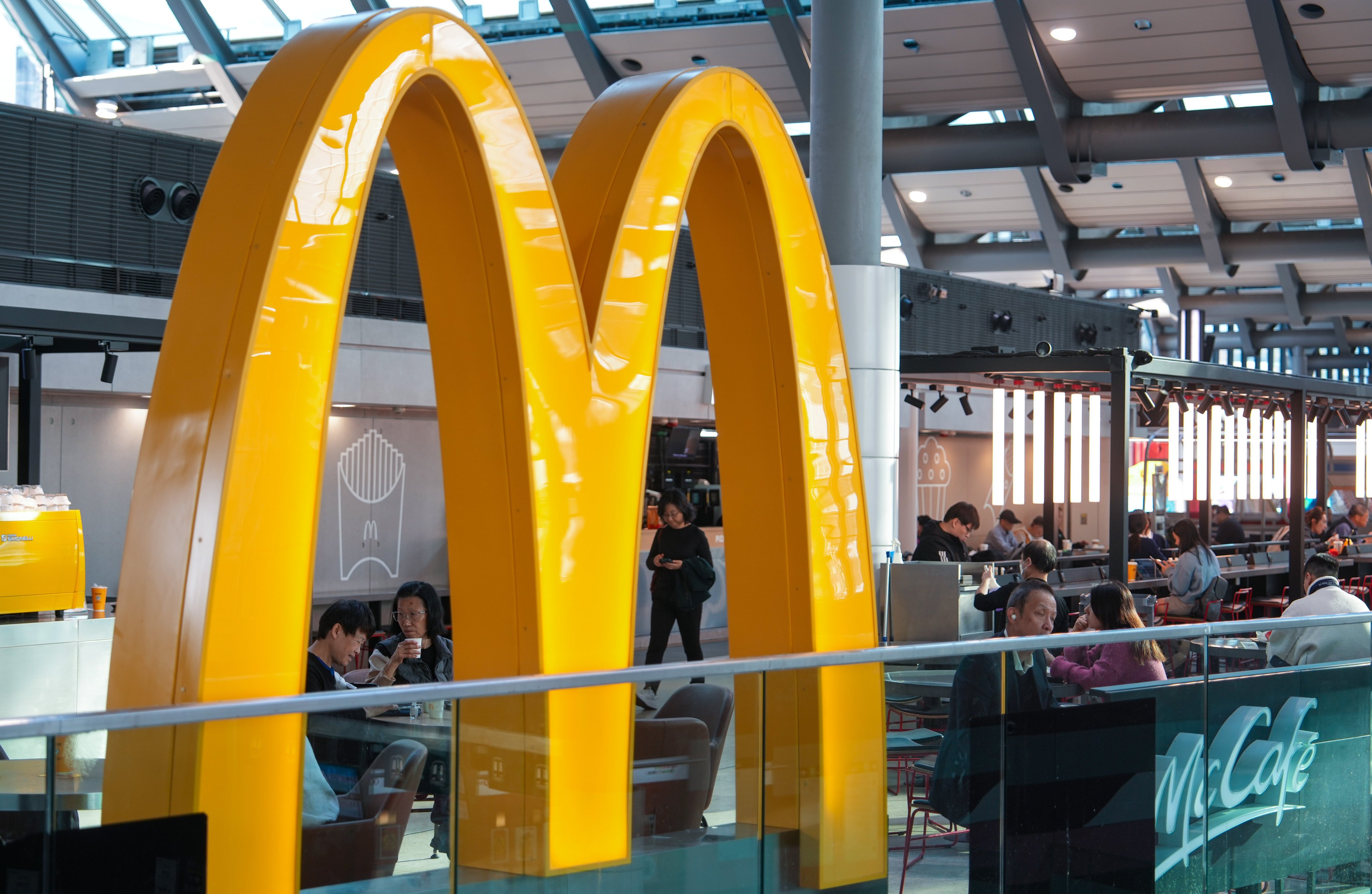 McDonald’s Hong Kong announced that from January 1, the average salary increase for restaurant management groups will be 3 per cent. However, the company is also selling off restaurants across Hong Kong as the retail property sector remains under pressure.
Photo: Sam Tsang