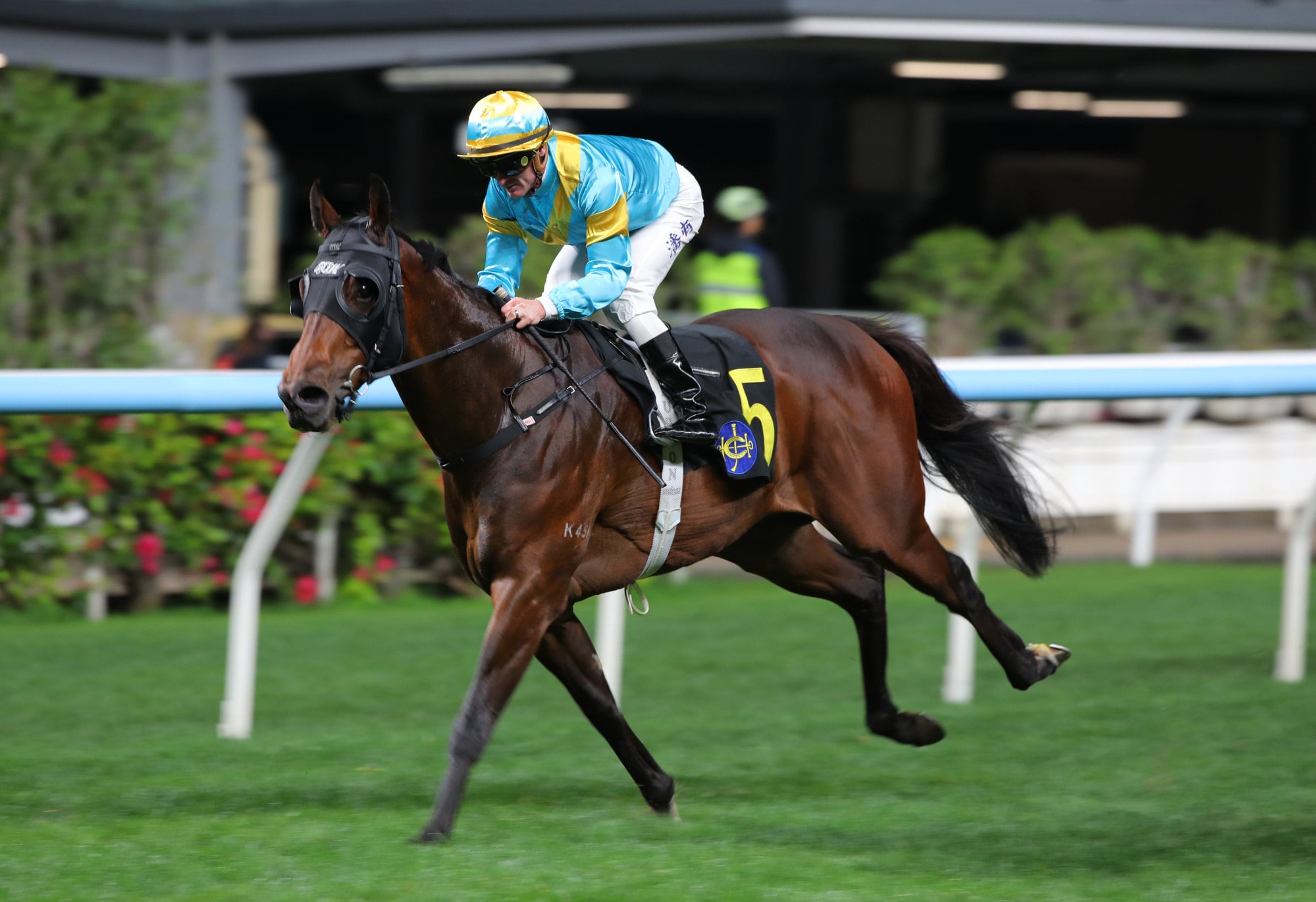 Zac Purton boots home Giant Ballon. Zac Purton boots home Giant Ballon.