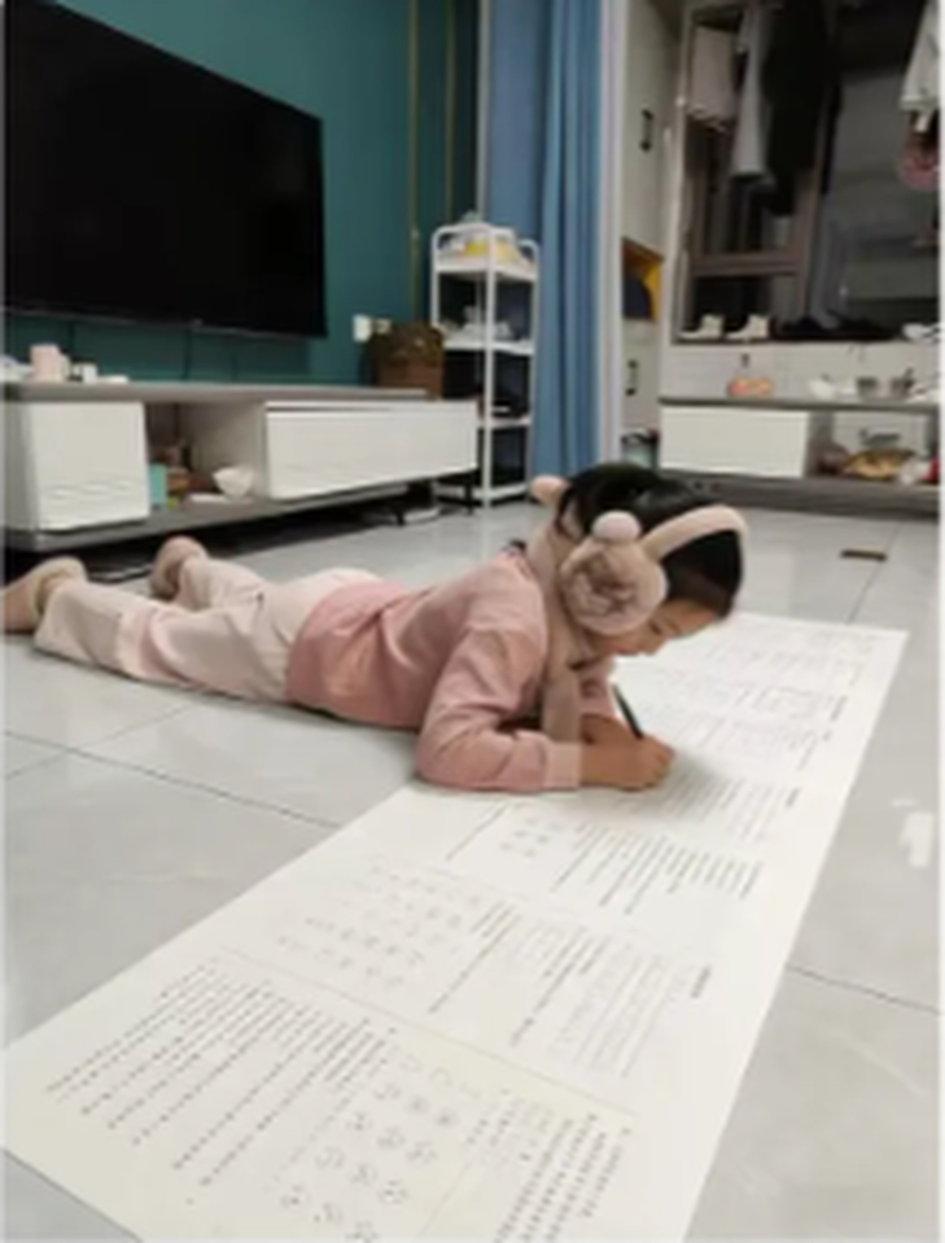Giant homework papers are trending in China, with mixed reactions from children. Some find them engaging, while others see them as daunting. Photo: QQ.com