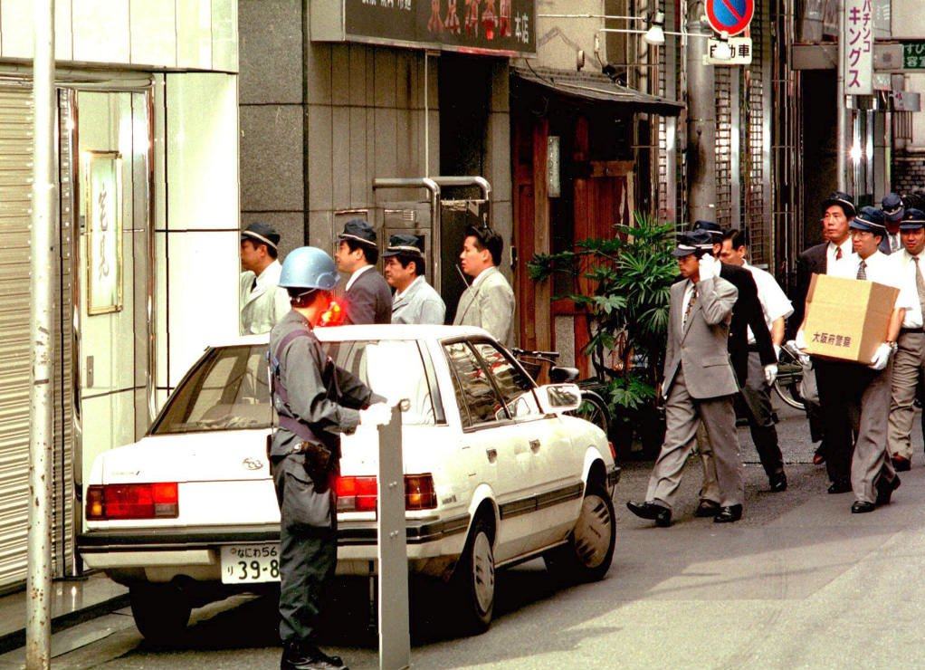 Japanese police inspectors raiding the Osaka office of the Yamaguchi-gumi crime group in 1997. Photo: AFP