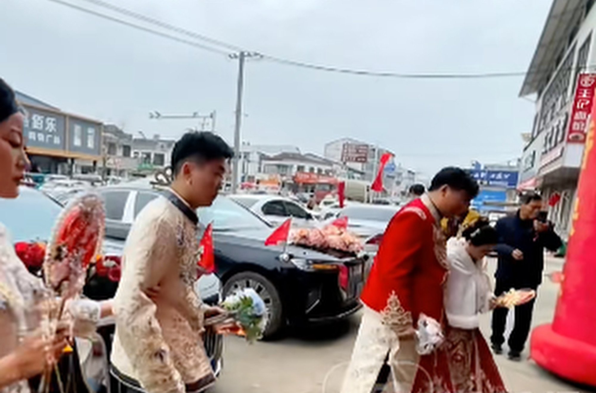 Wedding party: The happy couples arriving at the venue where they would tie the knot. Photo: Douyin