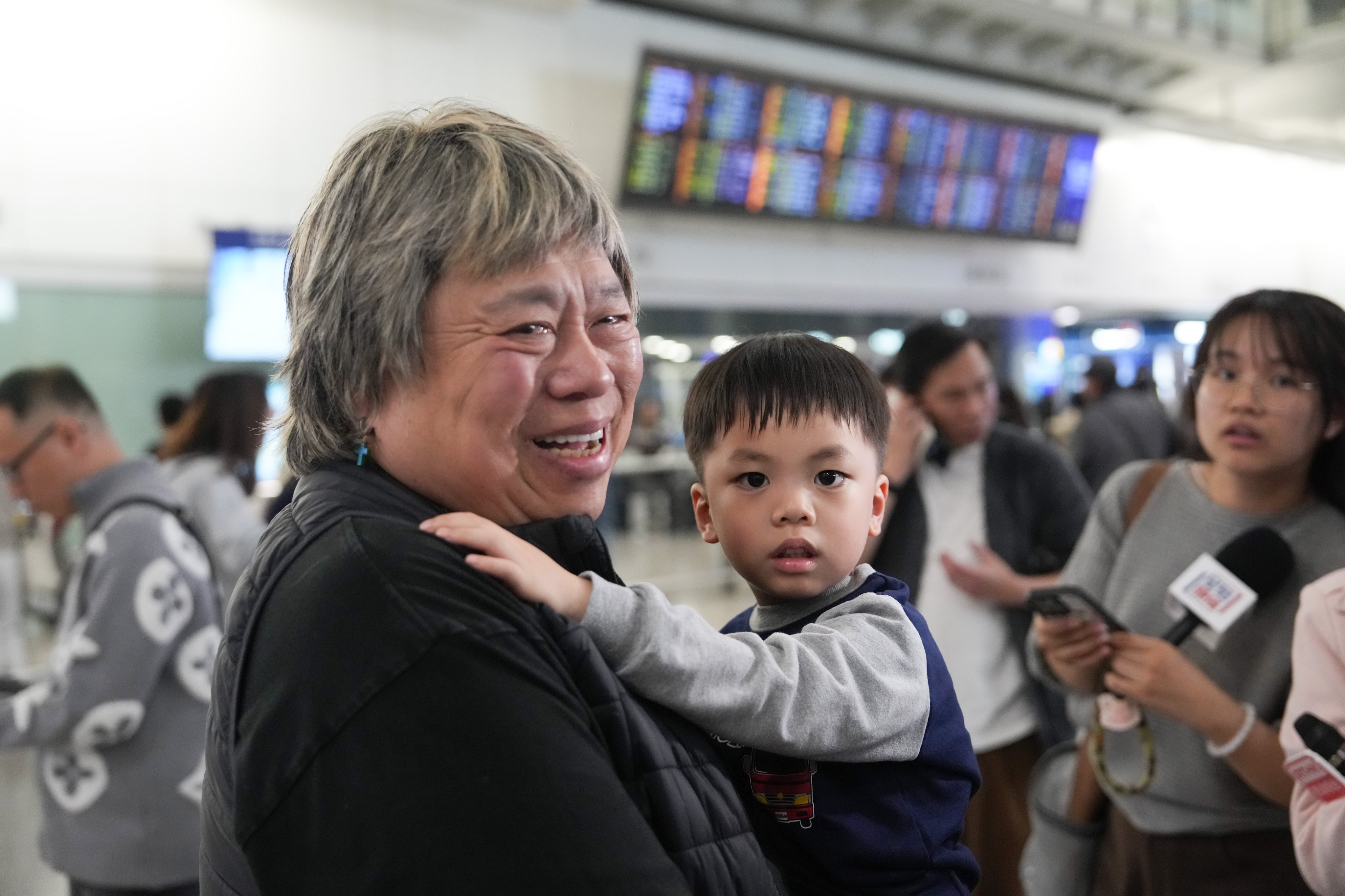 The first planeload of Hongkongers stranded in the Middle East returned home on Wednesday evening. Photo: Sam Tsang