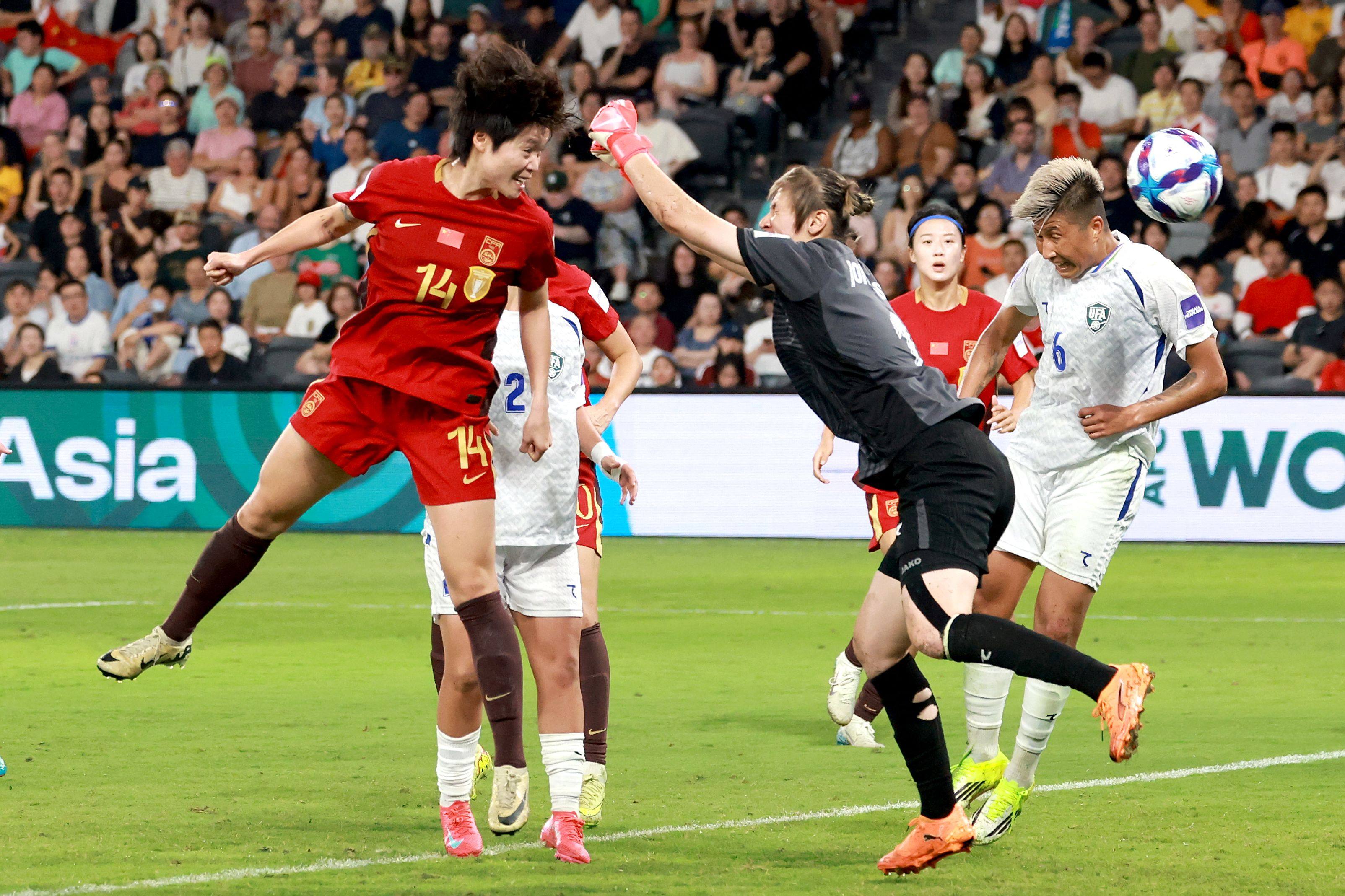 Chinas Li Qingtong (left) heads past Uzbekistan goalkeeper Maftuna Jonimqulova to score her team’s third goal during their 3-0 win in Sydney on Friday. Photo: AFP