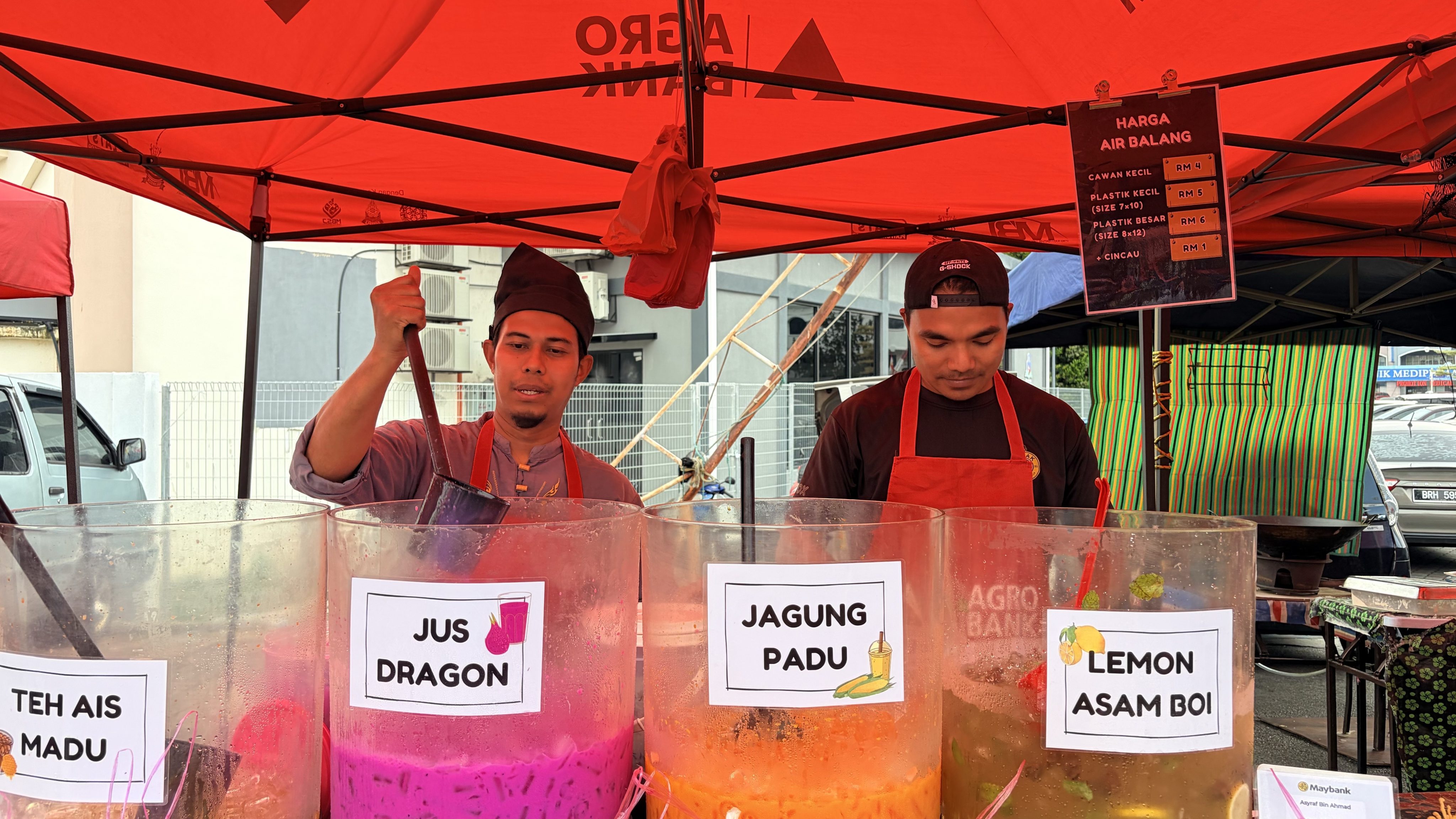 Asyraf Ahmad (left) sells drinks at his Ramadan stall after switching his business model from food. Photo: Ushar Daniele