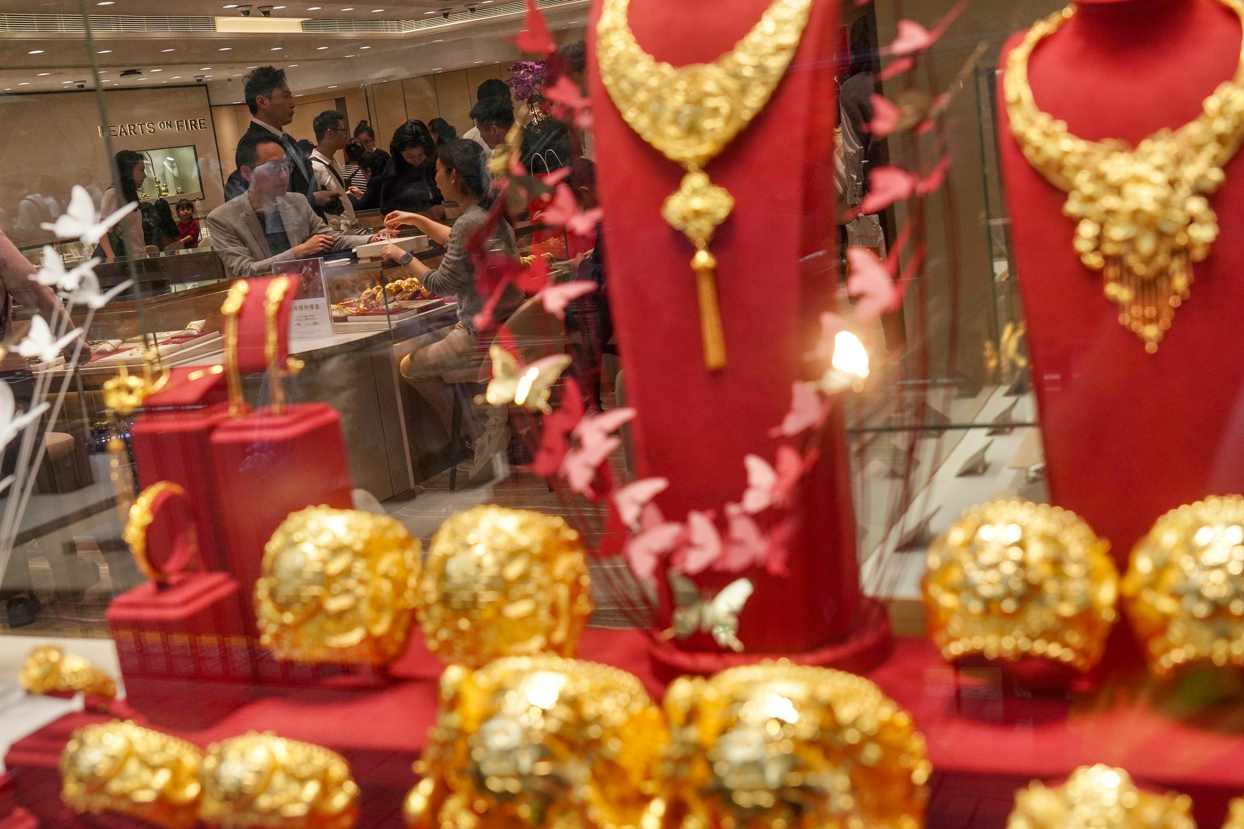 Experts say Hong Kong has edged ahead of Singapore in its ambition to be the world’s gold trading hub. Photo: Karma Lo