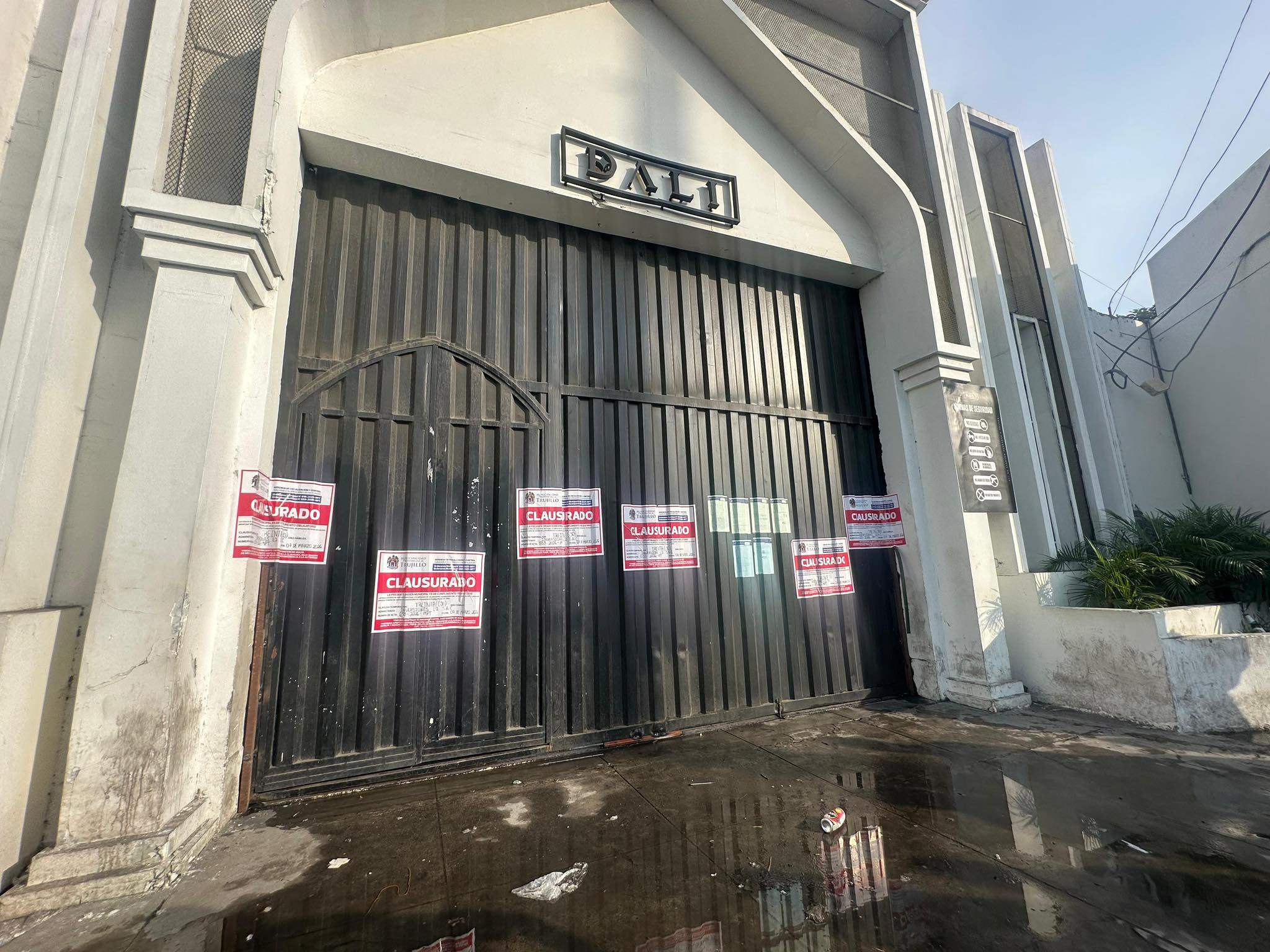Closure notices at the entrance to the Dali nightclub following an explosion inside the venue. Photo: Provincial Municipality of Trujillo via AFP