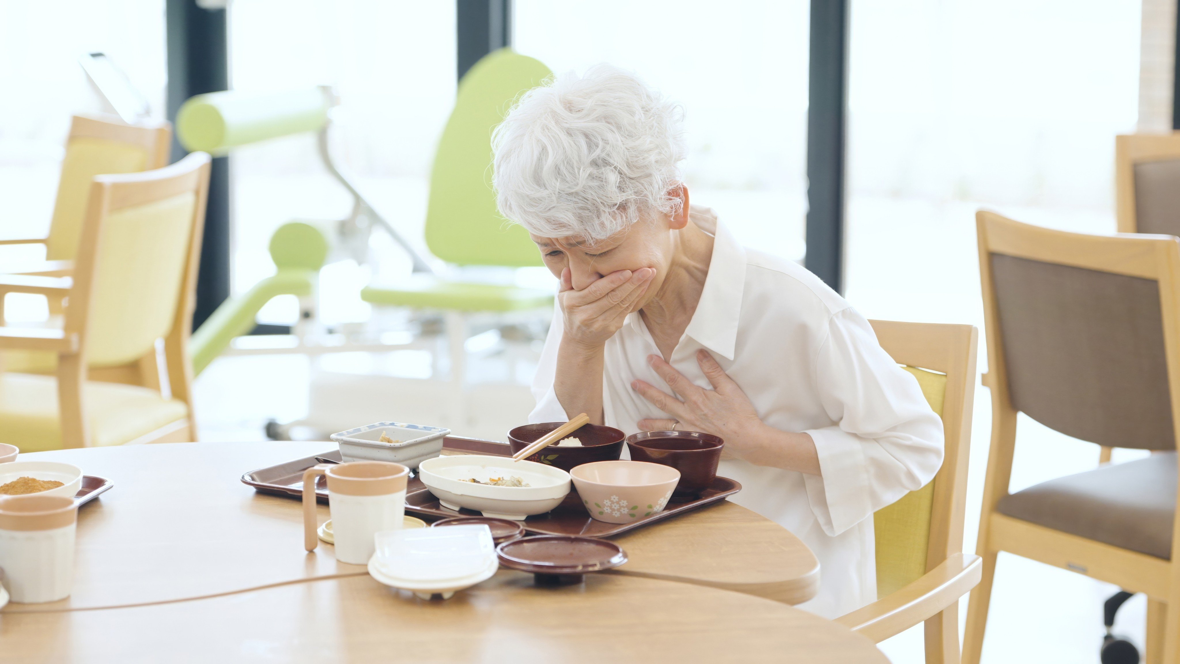 Elderly people choking on food. Photo: Shutterstock