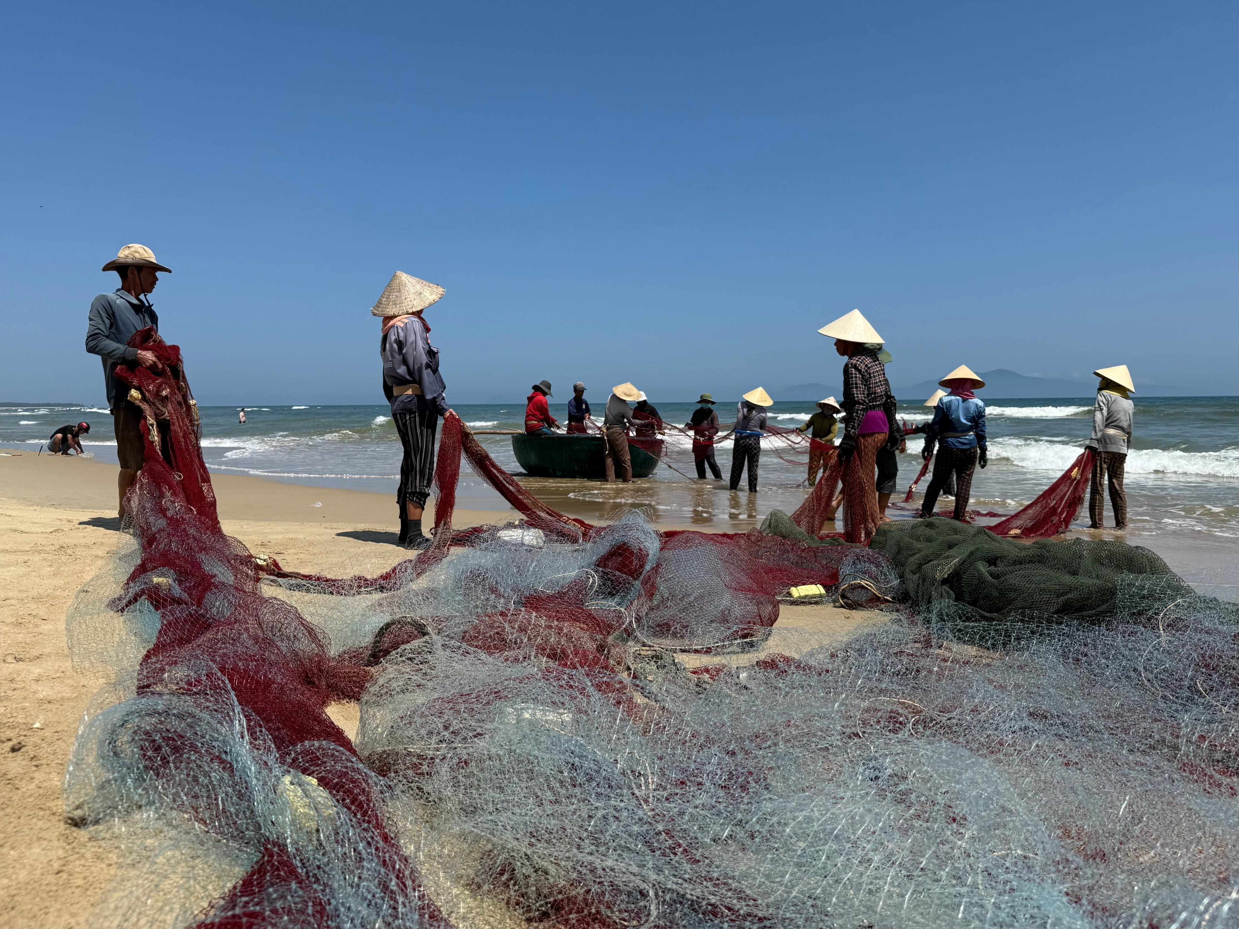 Fishermen prepare for fishing on a beach in Da Nang, Vietnam, Sunday, March 1, 2026. Photo: AP