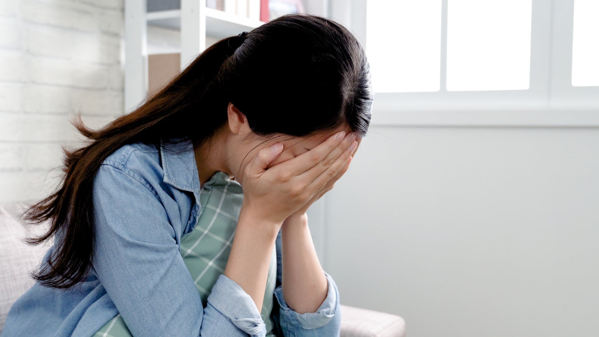 A lonely young woman in tears. Many youngsters are turning to so-called online confession rooms to let off steam. Photo: Shutterstock
