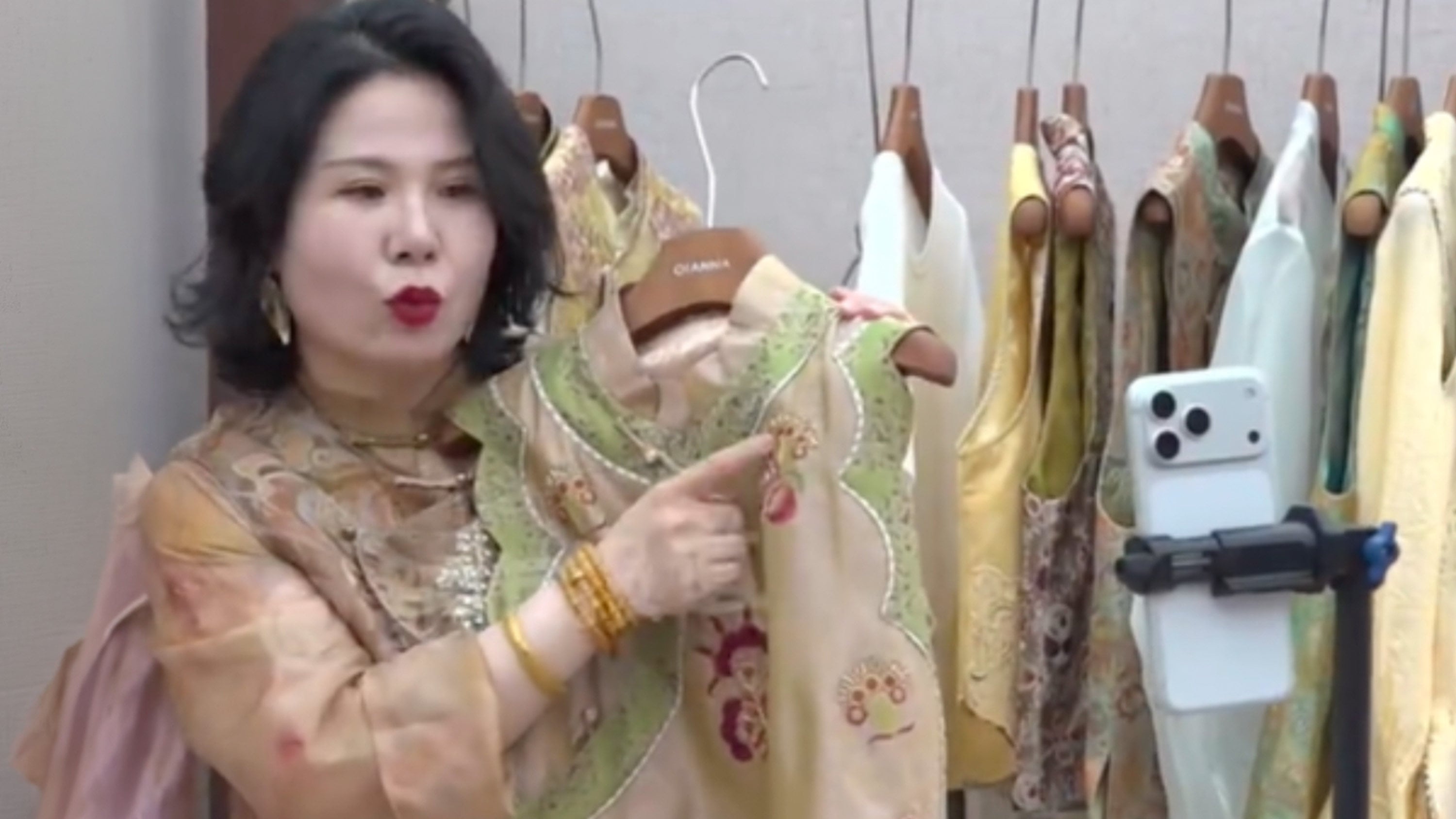 A single mother in China who started with next to nothing running a street stall now runs a successful “new Chinese-style clothing” brand which rakes in tens of millions a year. Photo: Weibo