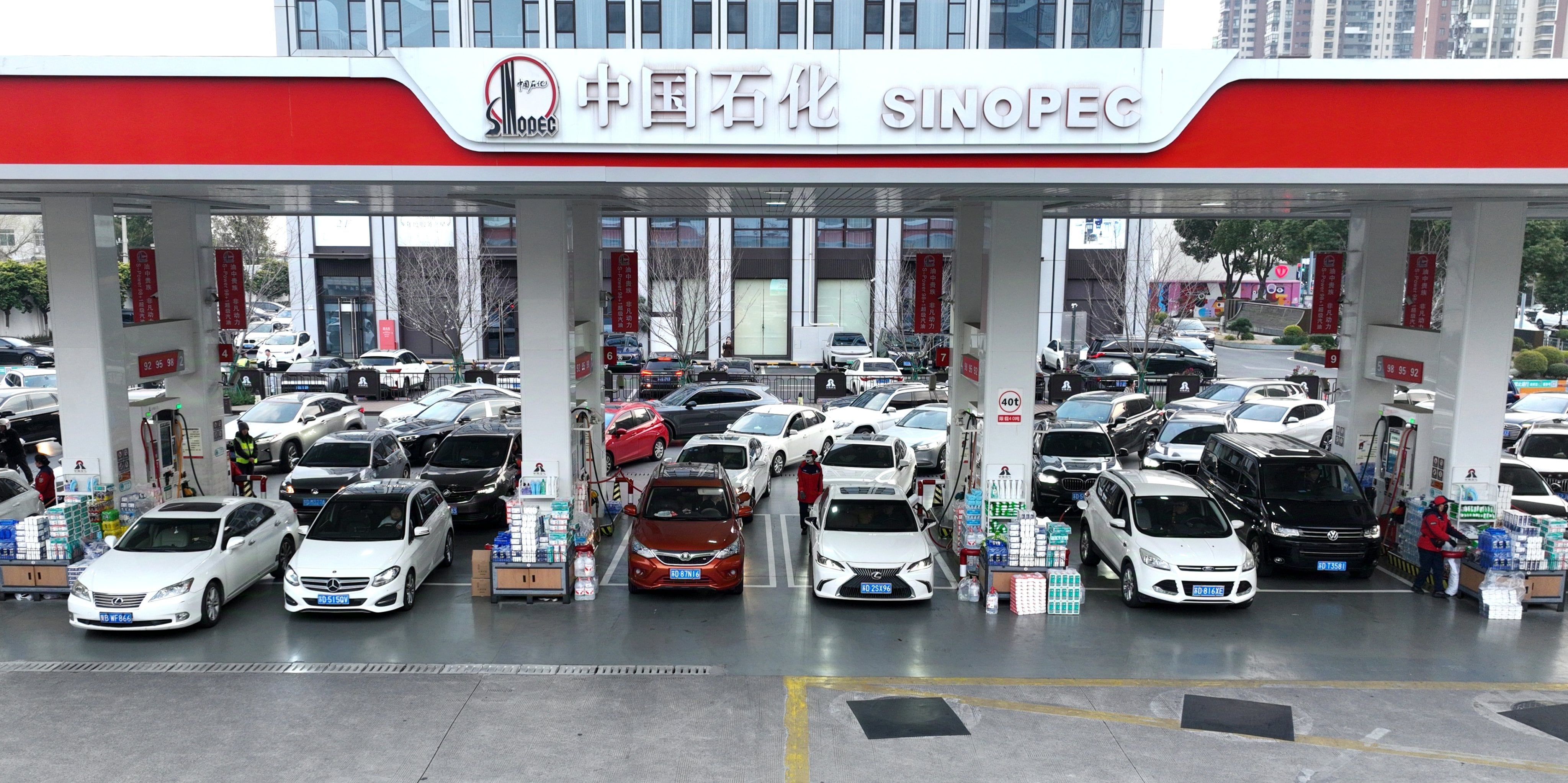 Vehicles refuel at a petrol station in Changzhou, Jiangsu province, on Monday ahead of an increase in petrol and diesel prices that came into effect on Tuesday. Photo: Xinhua