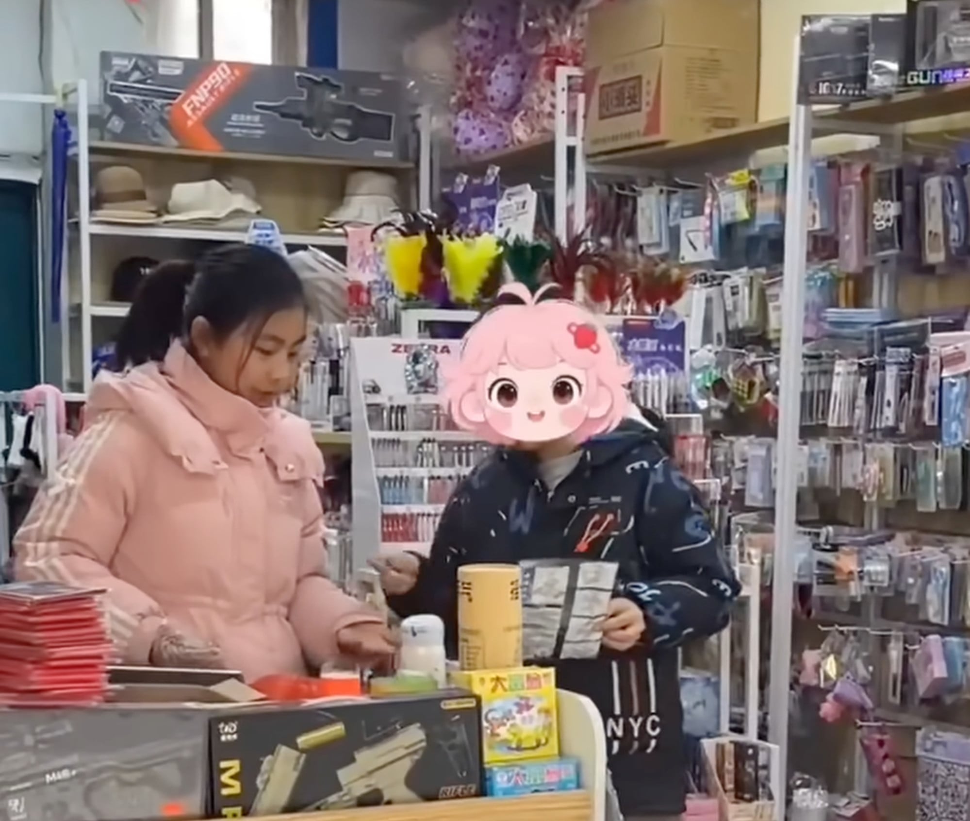 School girl Li makes sure a transaction with a customer goes smoothly. Photo: YouTube