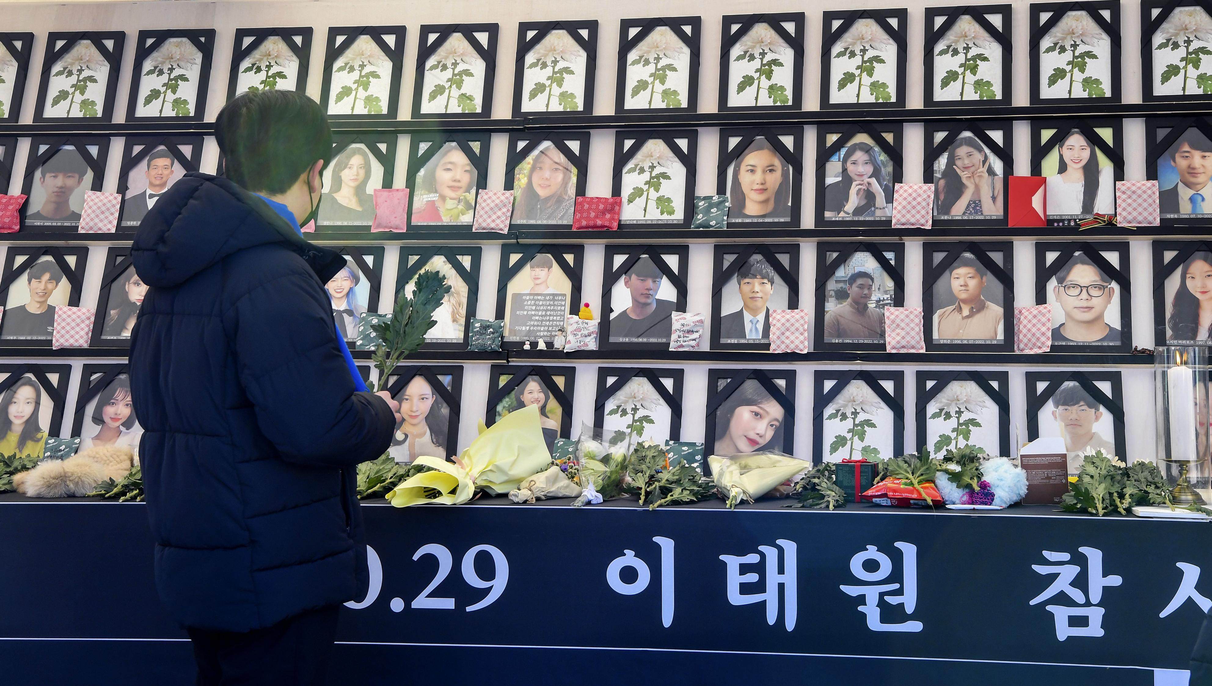 A man pays respects at an altar for the victims of the Itaewon crowd crush on December 29, 2022. Photo: Kyodo