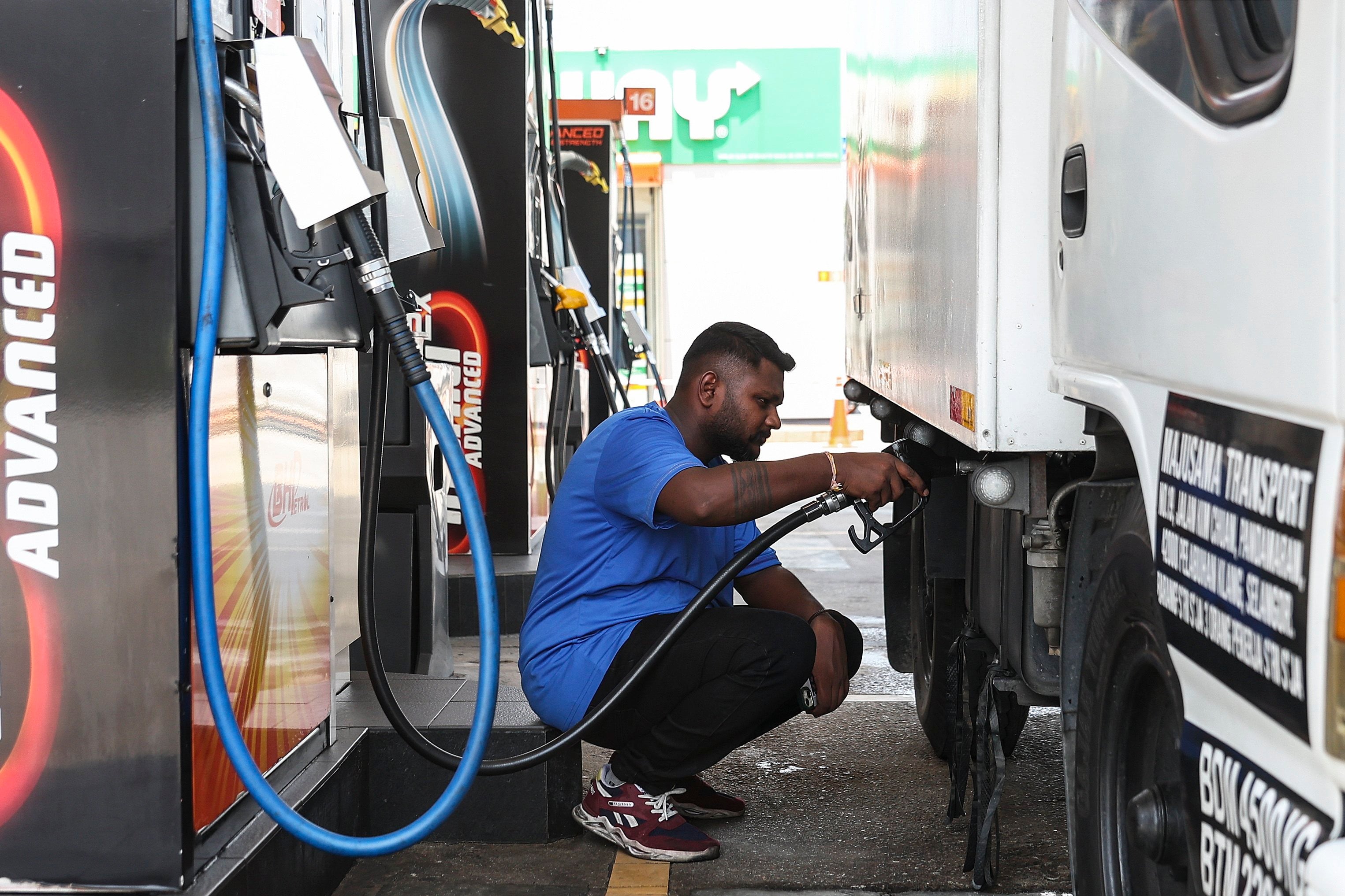 A man fills his vehicle with diesel at a petrol station in Kuala Lumpur, Malaysia. Photo: EPA-EFE