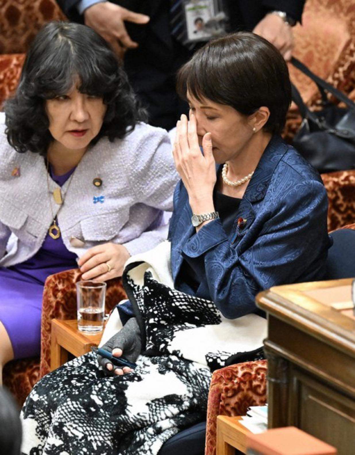 Japanese Prime Minister Sanae Takaichi (right)  sparks concerns for her health after looking exhausted on Thursday. Photo: Facebook/Japanese