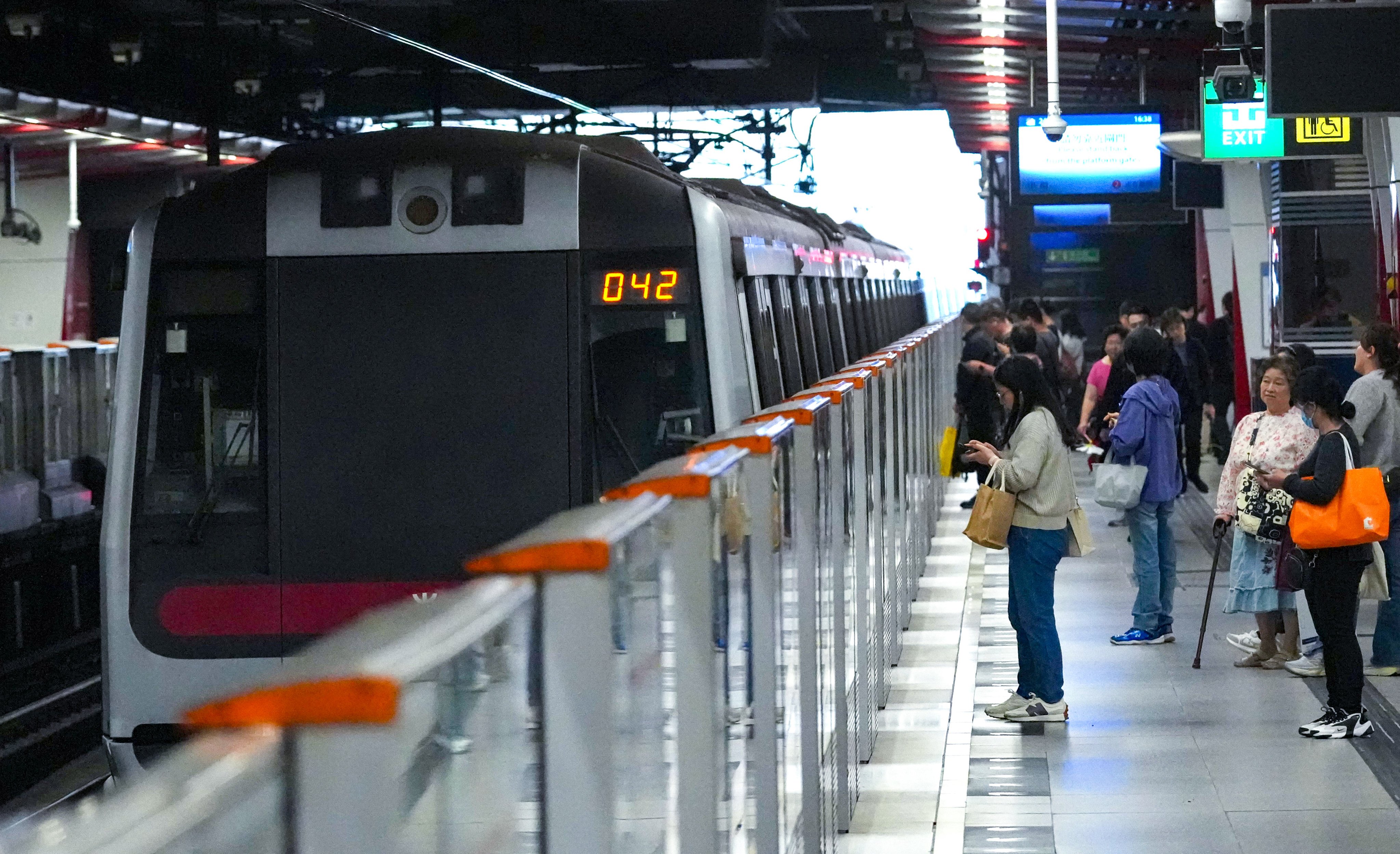 The Tsuen Wan line will start using the new system from the first train on Sunday morning. Photo: Jelly Tse