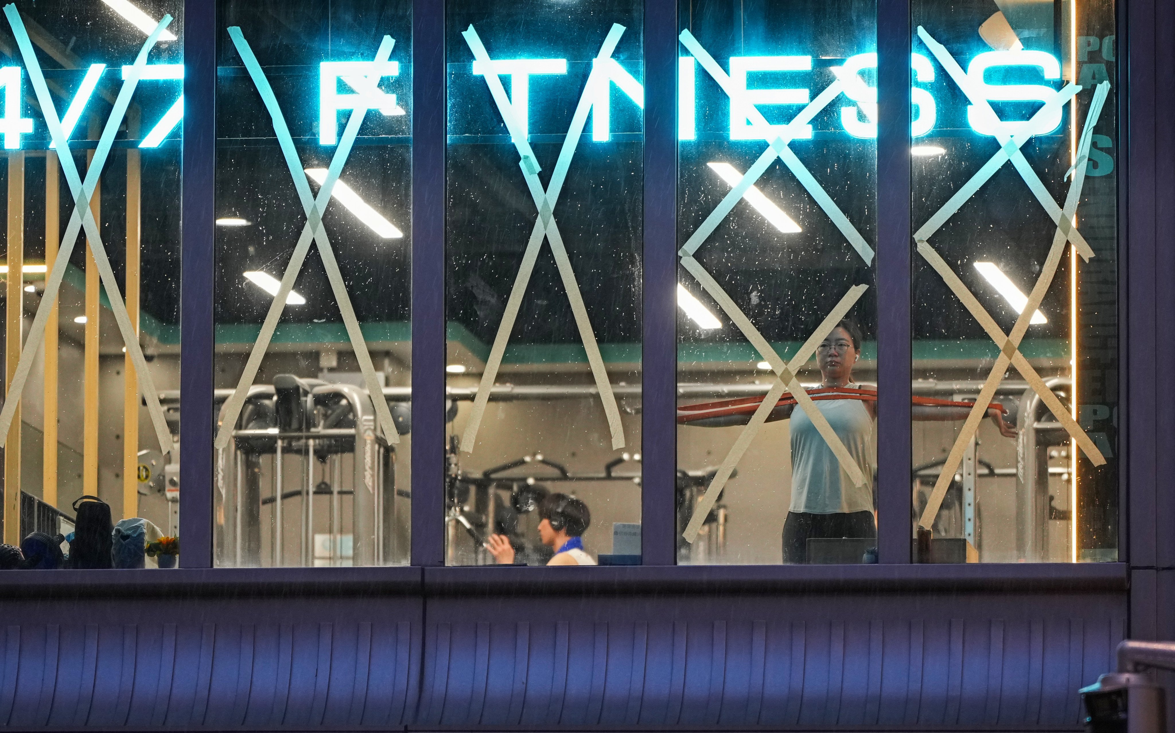 People exercise at a gym in Lei Yue Mun on September 23, 2025. Photo: Sam Tsang