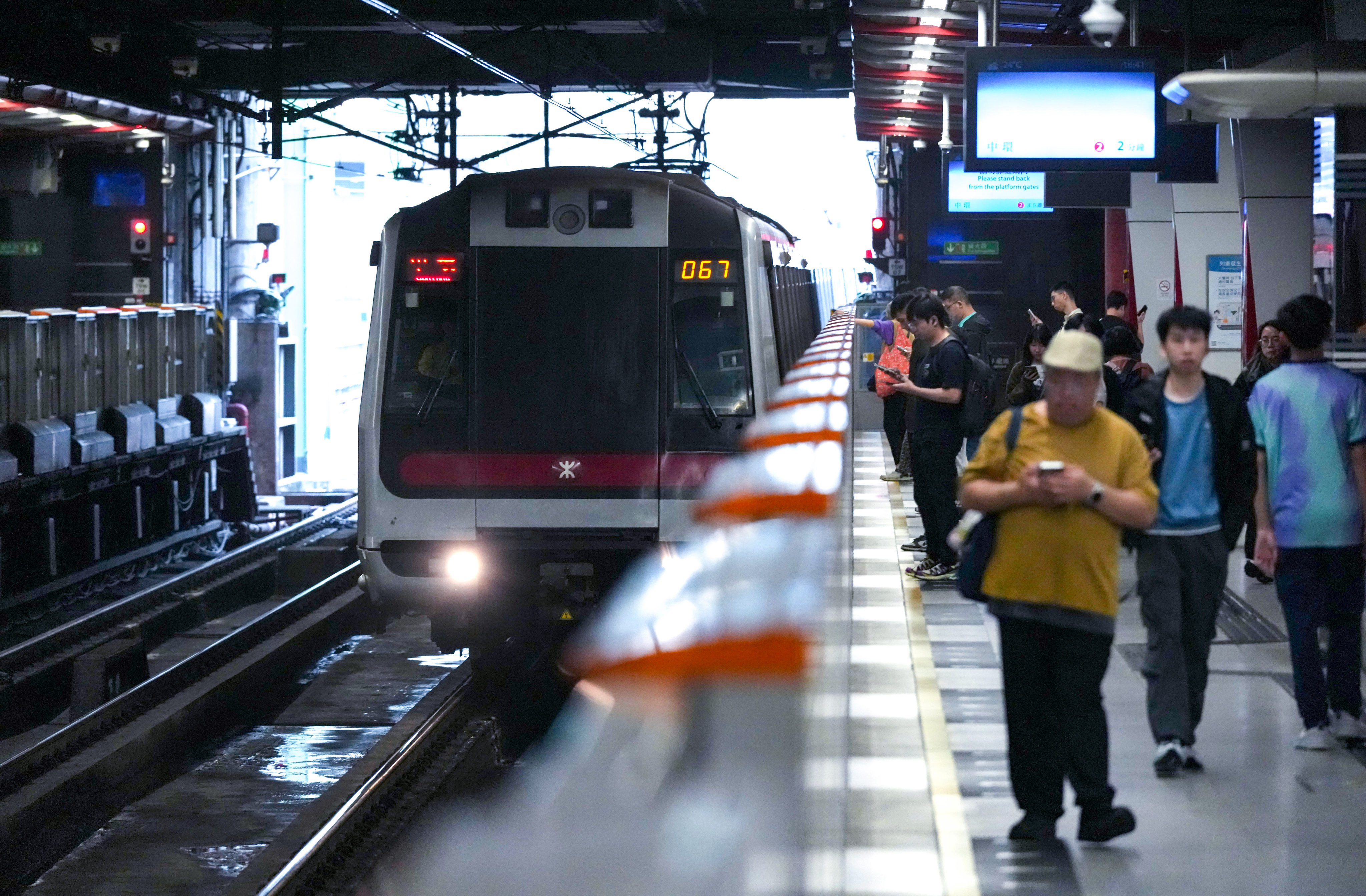 A train arrives at Tsuen Wan station. Photo: Jelly Tse