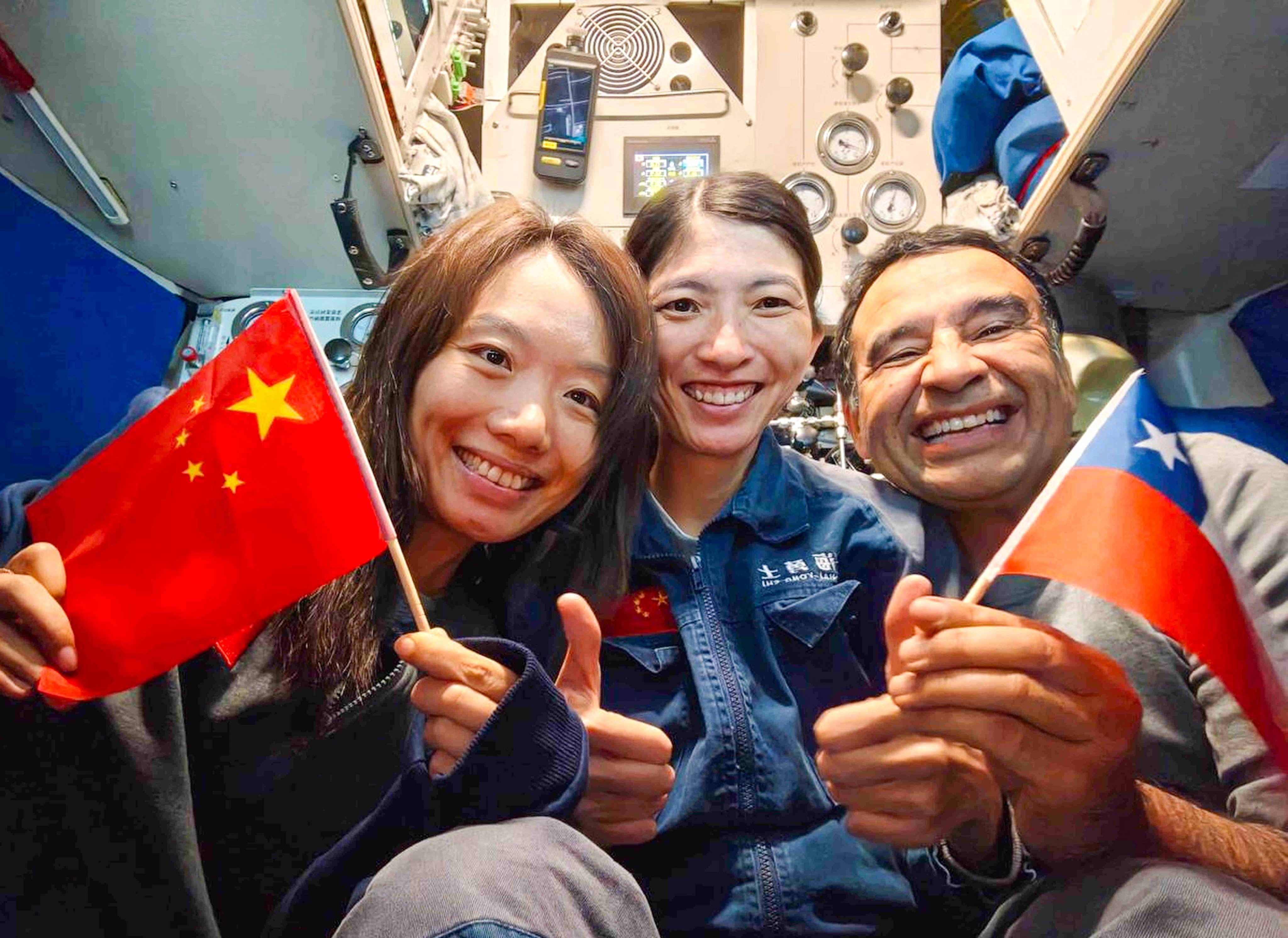 Scientists (from left) Du Mengran, Deng Yuqing and Osvaldo Ulloa in the manned submersible at Atacama Trench. Photo: Handout
