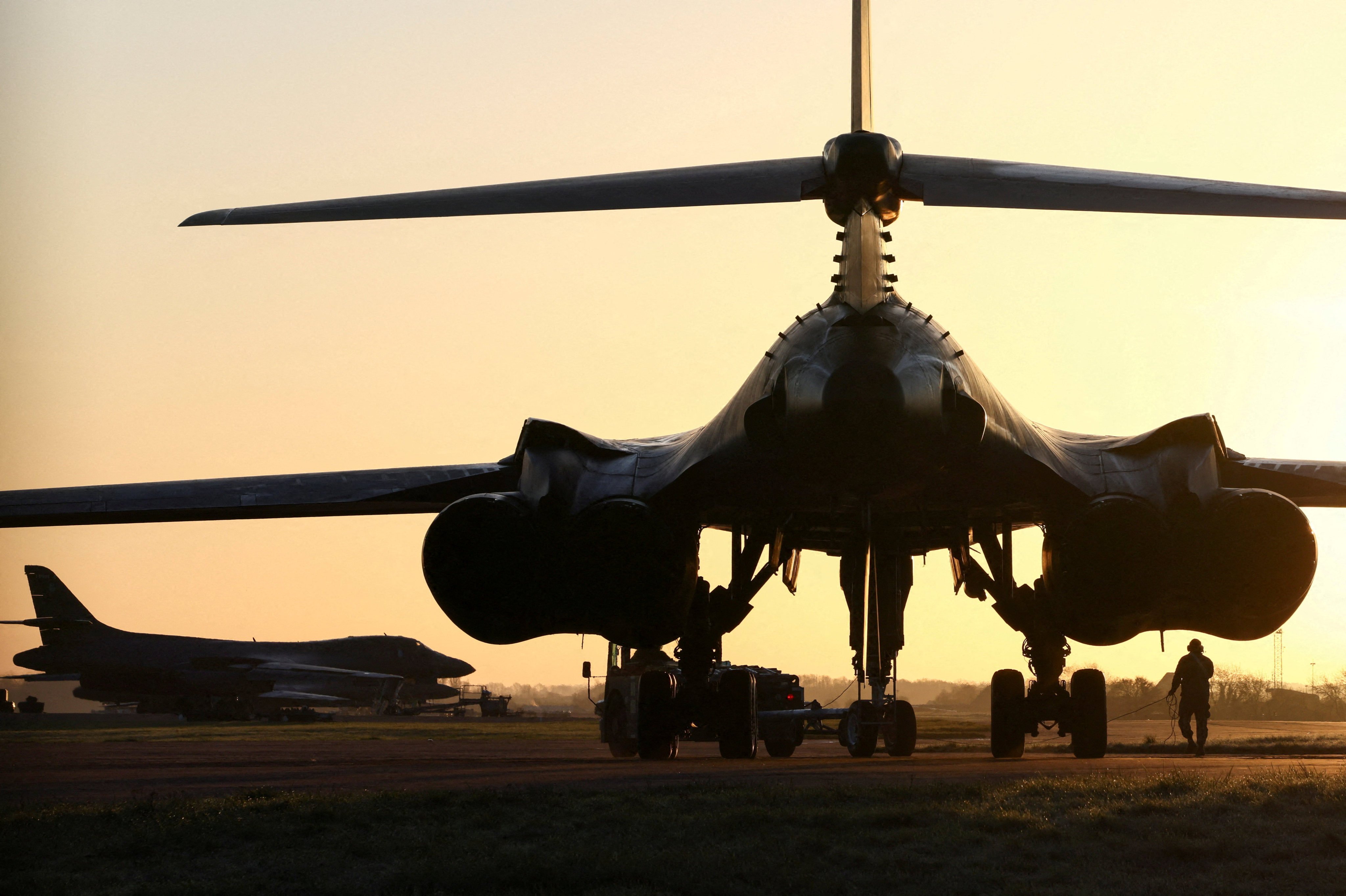 Ground crew work under a USAF B-1 bomber at RAF Fairford airbase in Fairford, Gloucestershire, Britain. Photo: Reuters