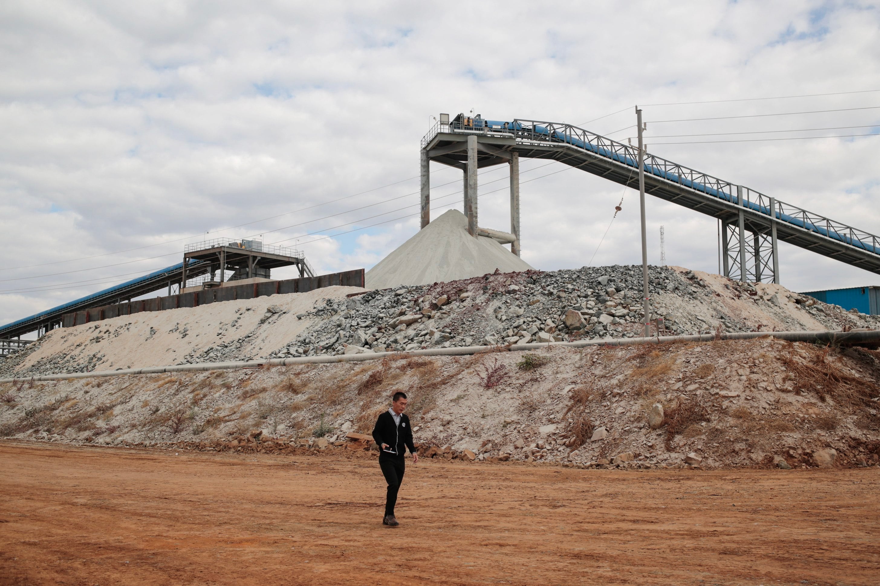 Zimbabwe, Africa’s largest lithium producer, abruptly suspended exports of raw lithium minerals and concentrates, moving its 2027 deadline forward. Other African nations are also finding ways to assert greater control over their raw resources. Photo: EPA-EFE