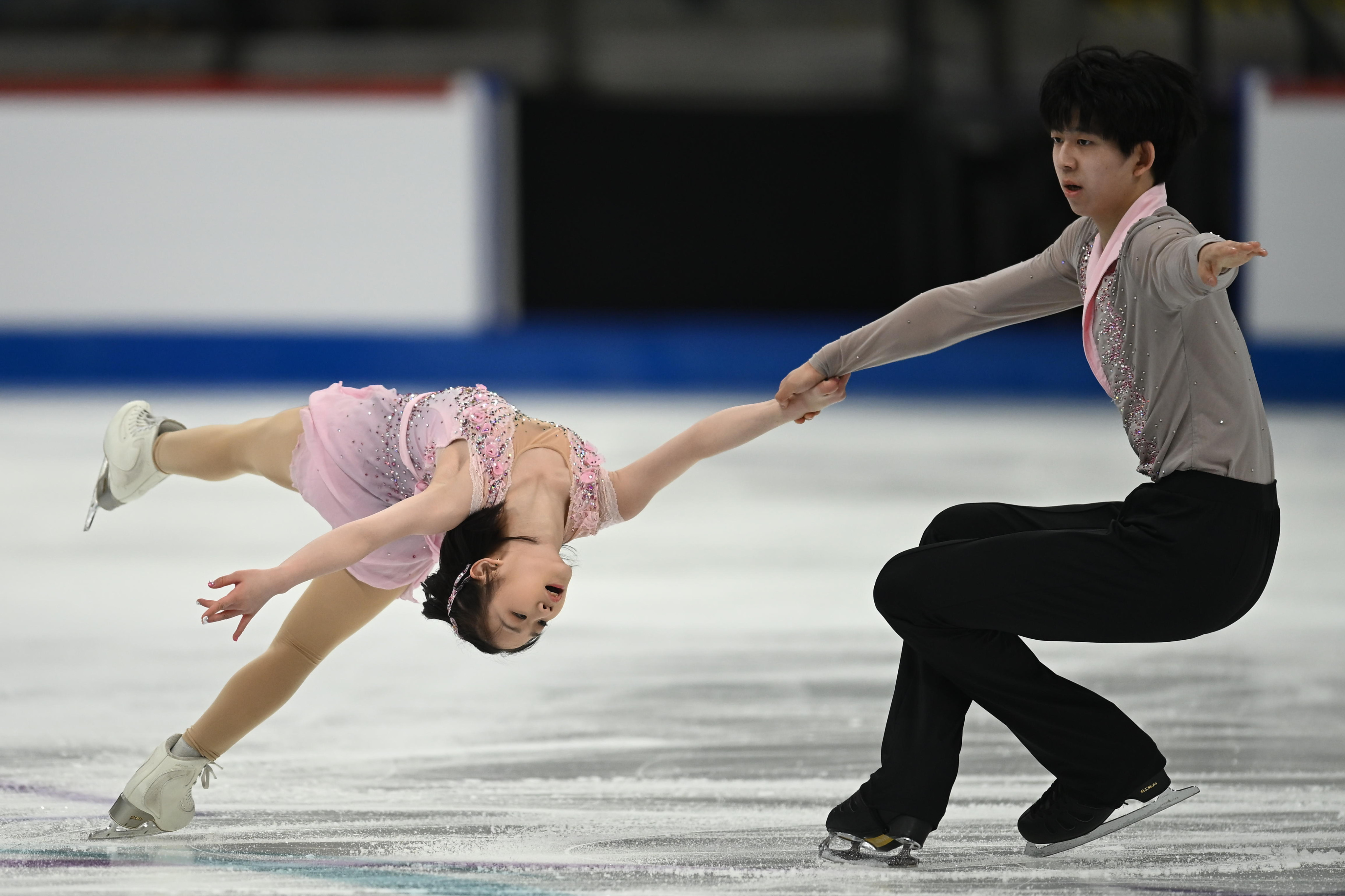 Chen Yuxuan (left) and Dong Yinbo of China compete in the pairs free skate during the ISU Figure Skating Junior World Championships on March 4, 2026. Photo: Xinhua