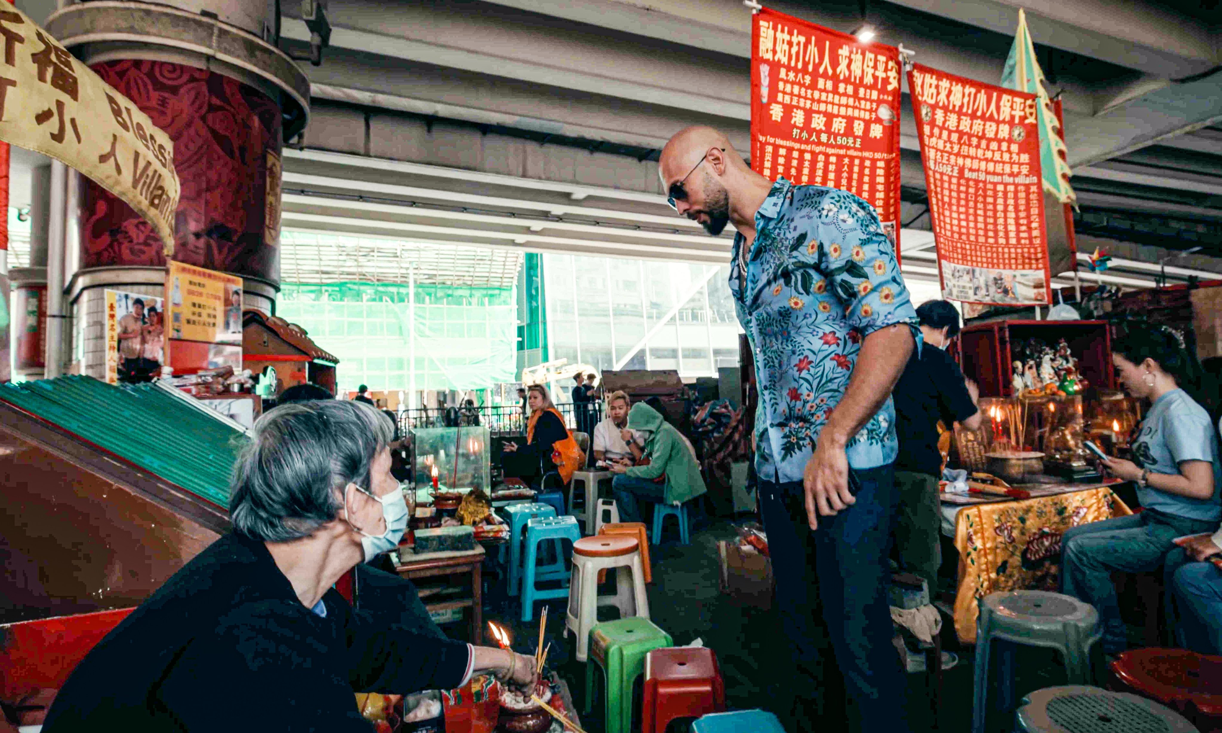 The video clip shows Andrew Tate at the “villain-hitting” stalls in Causeway Bay. Photo: X/Andrew Tate
