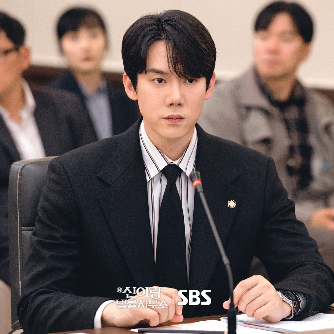 Yoo Yeon-seok as lawyer Shin Yi-rang, who gains the ability to see ghosts, in a still from the new Korean drama Phantom Lawyer, now streaming on Viu.