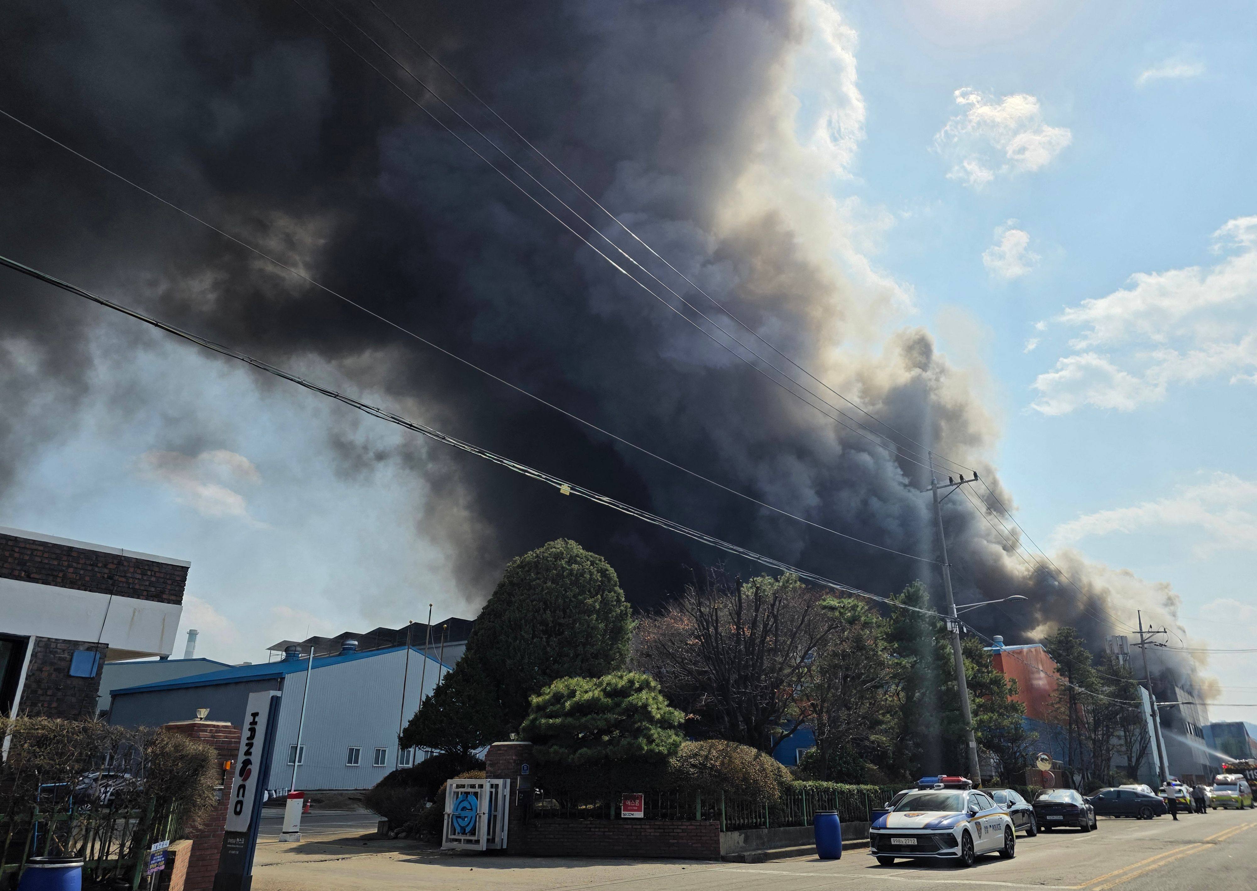 Heavy smoke rise following a fire at a car parts factory in Daejeon on Friday. Photo: AFP