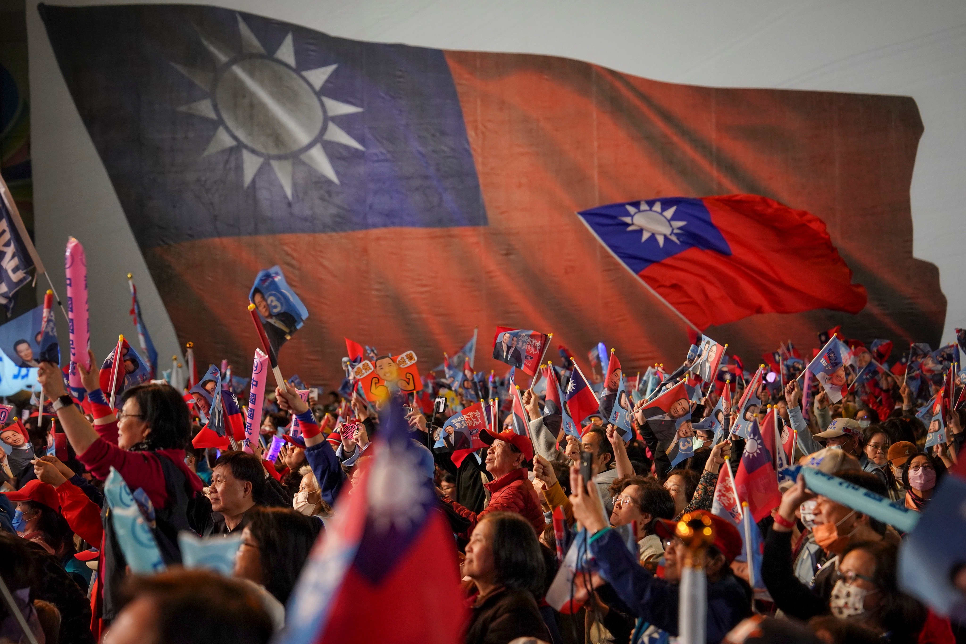 Alliance for coming local elections marks a further effort by the KMT and TPP to challenge the ruling DPP and avoid splitting the vote. Photo: Elson Li